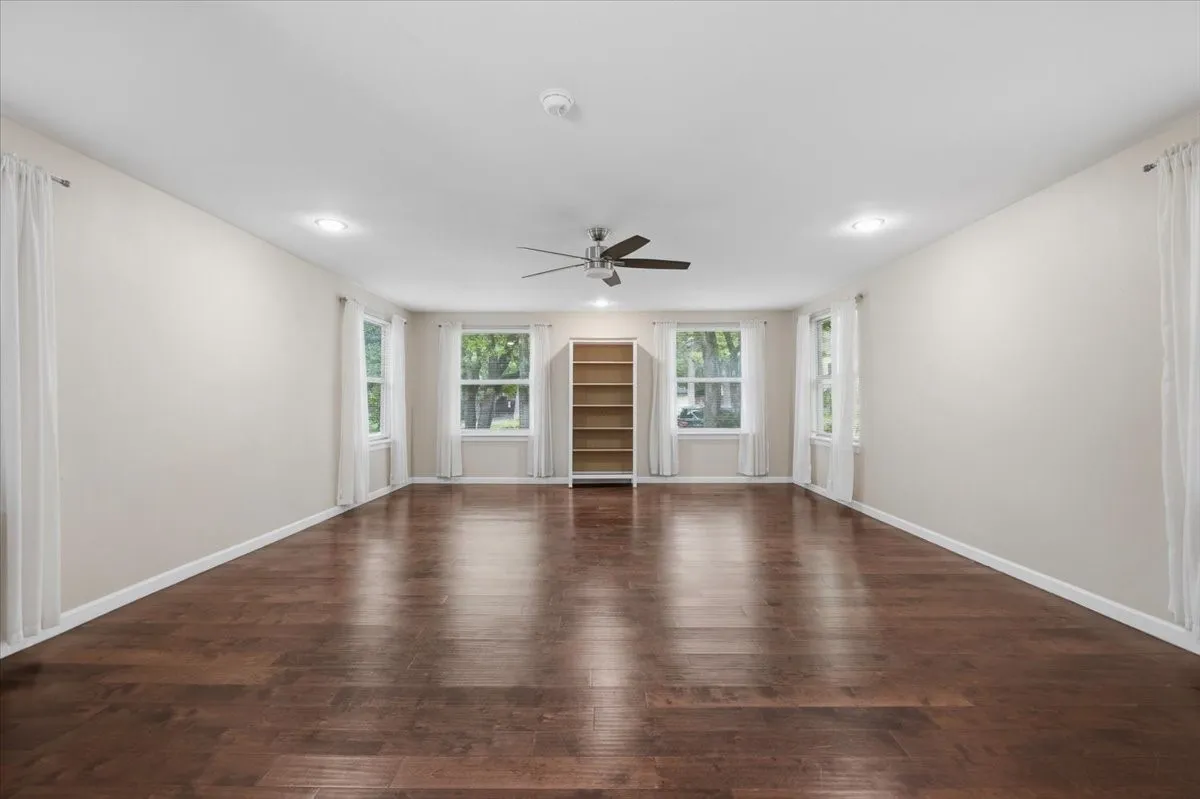 Single Family Residence For Rent in Tarrant County , 401 N Bailey Avenue, Fort Worth, Texas 76107, 4 Bedroom, 3 Bathroom, Garage spaces, 3,633 Sqft, built in 1946, mls#21382573, Real Estate Agent in Fort Worth, Homes For Rent in Tarrant county, Homes For Rent in Fort Worth, Realtor in Fort Worth Texas, Real Estate Brokerage Independent Realty Texas, Luminita Cordes Realtor