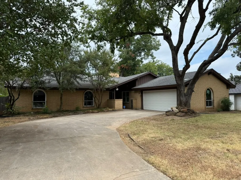 Single Family Residence For Rent in Tarrant County , 7317 Yolanda Drive, Fort Worth, Texas 76112, 4 Bedroom, 3 Bathroom, 2 Garage spaces, 2,342 Sqft, built in 1970, mls#21385133, Real Estate Agent in Fort Worth, Homes For Rent in Tarrant county, Homes For Rent in Fort Worth, Realtor in Fort Worth Texas, Real Estate Brokerage Independent Realty Texas, Luminita Cordes Realtor
