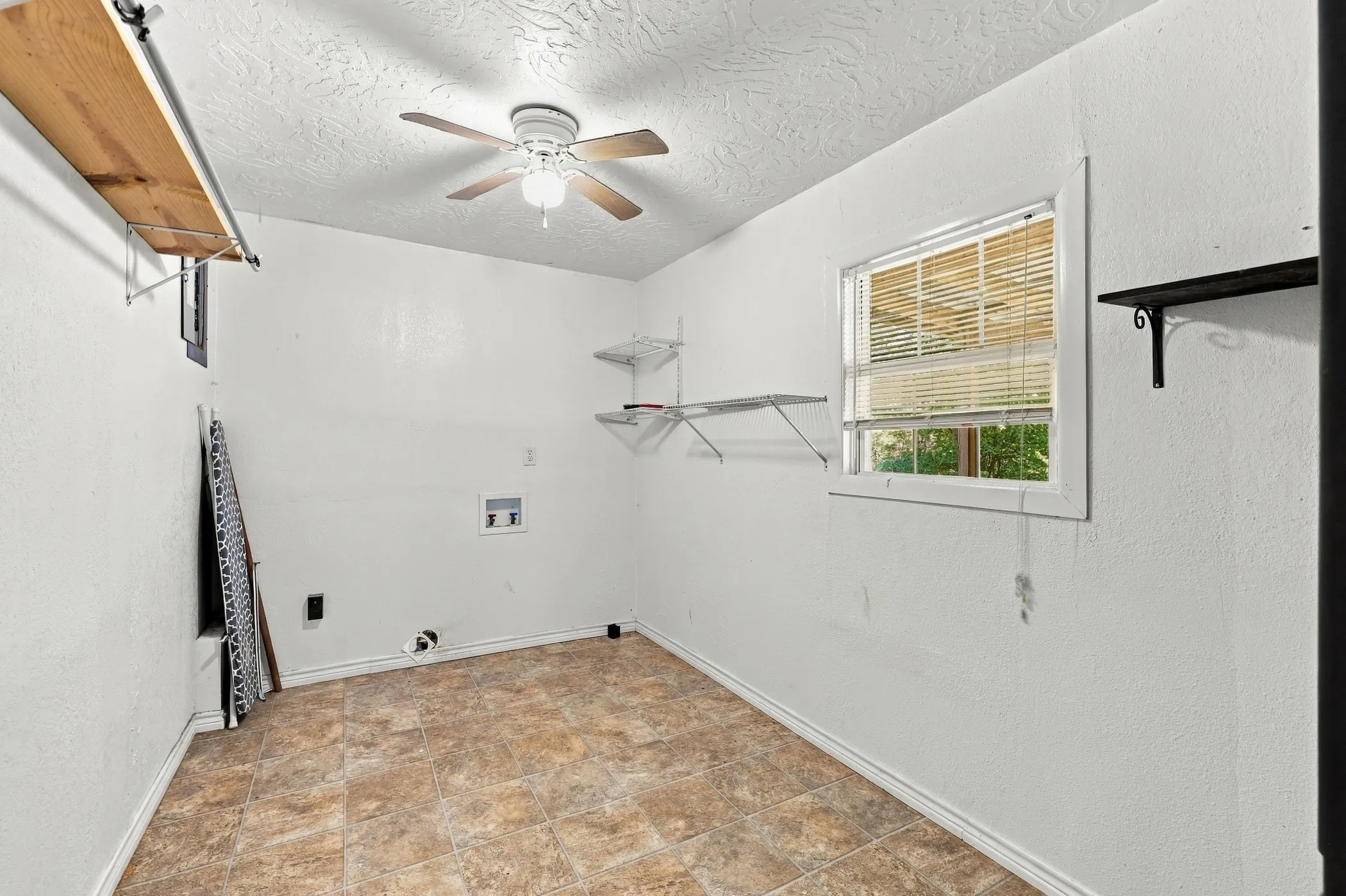 Single Family Residence For Sale in Anderson County , 3357 E Fm 323, Palestine, Texas 75801, 4 Bedroom, 2 Bathroom, Garage spaces, 2,430 Sqft, built in 1975, mls#21384775, Real Estate Agent in Palestine, Homes For Sale in Anderson county, Homes For Sale in Palestine, Realtor in Palestine Texas, Real Estate Brokerage Independent Realty Texas, Luminita Cordes Realtor