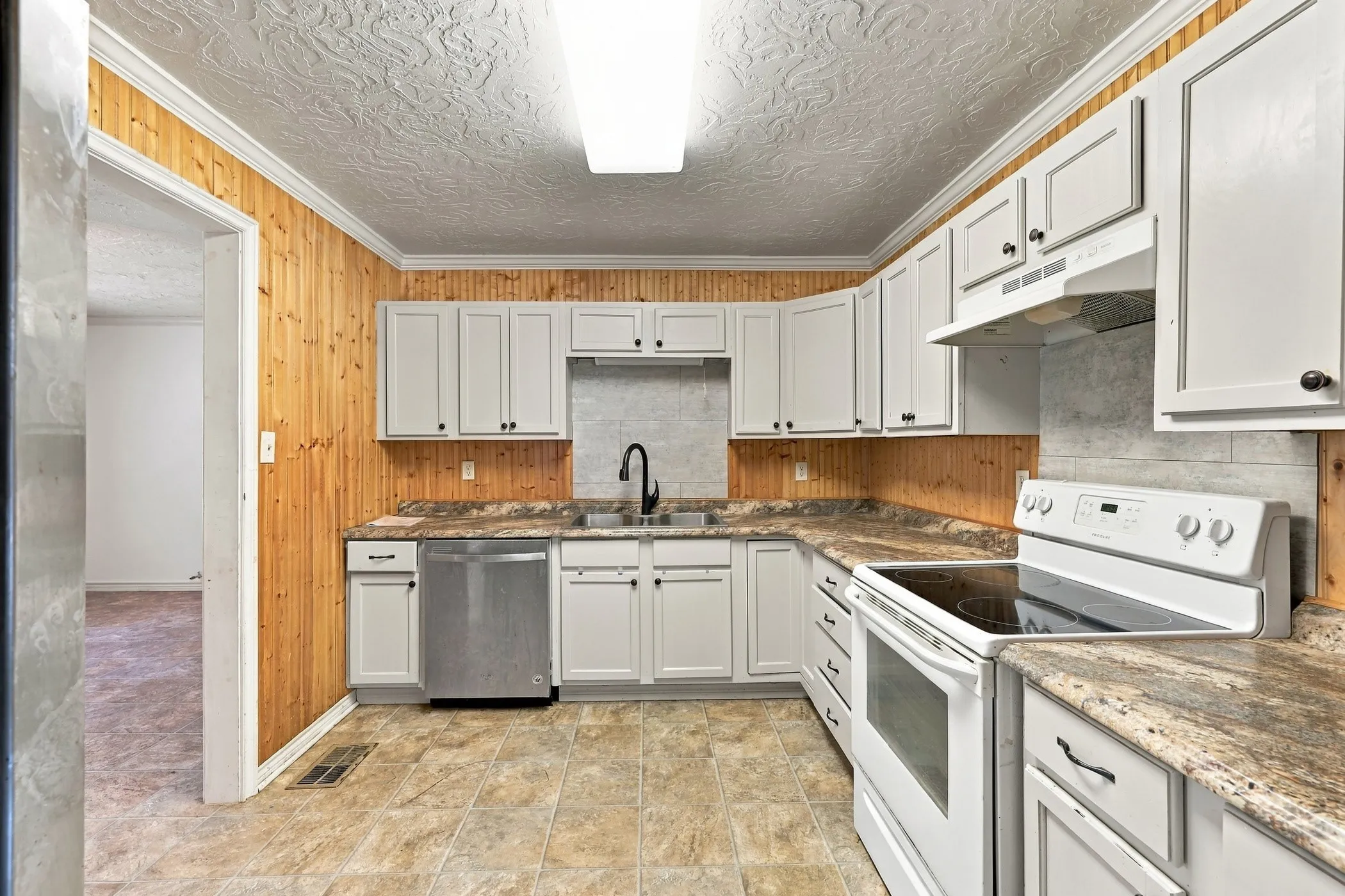 Single Family Residence For Sale in Anderson County , 3357 E Fm 323, Palestine, Texas 75801, 4 Bedroom, 2 Bathroom, Garage spaces, 2,430 Sqft, built in 1975, mls#21384775, Real Estate Agent in Palestine, Homes For Sale in Anderson county, Homes For Sale in Palestine, Realtor in Palestine Texas, Real Estate Brokerage Independent Realty Texas, Luminita Cordes Realtor