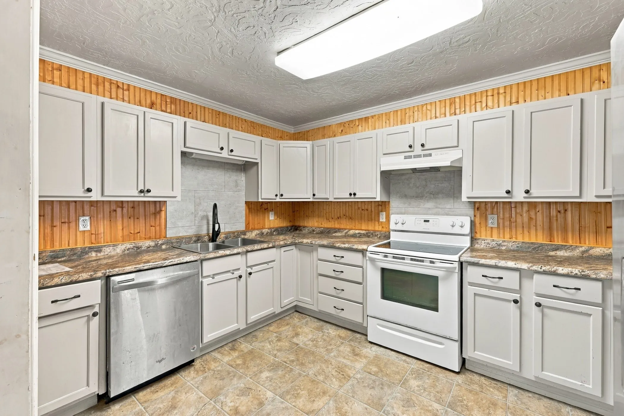 Single Family Residence For Sale in Anderson County , 3357 E Fm 323, Palestine, Texas 75801, 4 Bedroom, 2 Bathroom, Garage spaces, 2,430 Sqft, built in 1975, mls#21384775, Real Estate Agent in Palestine, Homes For Sale in Anderson county, Homes For Sale in Palestine, Realtor in Palestine Texas, Real Estate Brokerage Independent Realty Texas, Luminita Cordes Realtor