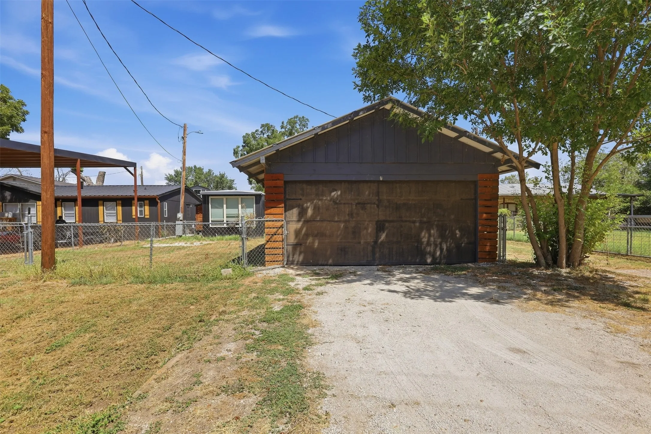 Manufactured Home For Sale in Hood County , 3613 Pecan Grove Court, Granbury, Texas 76048, 1 Bedroom, 1 Bathroom, 2 Garage spaces, 672 Sqft, built in 1970, mls#21385125, Real Estate Agent in Granbury, Homes For Sale in Hood county, Homes For Sale in Granbury, Realtor in Granbury Texas, Real Estate Brokerage Independent Realty Texas, Luminita Cordes Realtor