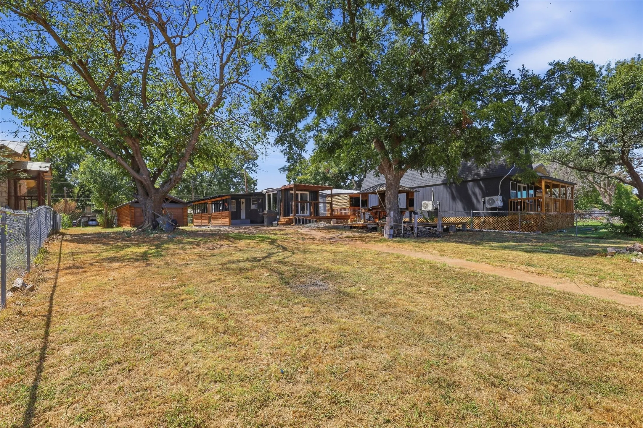 Manufactured Home For Sale in Hood County , 3613 Pecan Grove Court, Granbury, Texas 76048, 1 Bedroom, 1 Bathroom, 2 Garage spaces, 672 Sqft, built in 1970, mls#21385125, Real Estate Agent in Granbury, Homes For Sale in Hood county, Homes For Sale in Granbury, Realtor in Granbury Texas, Real Estate Brokerage Independent Realty Texas, Luminita Cordes Realtor