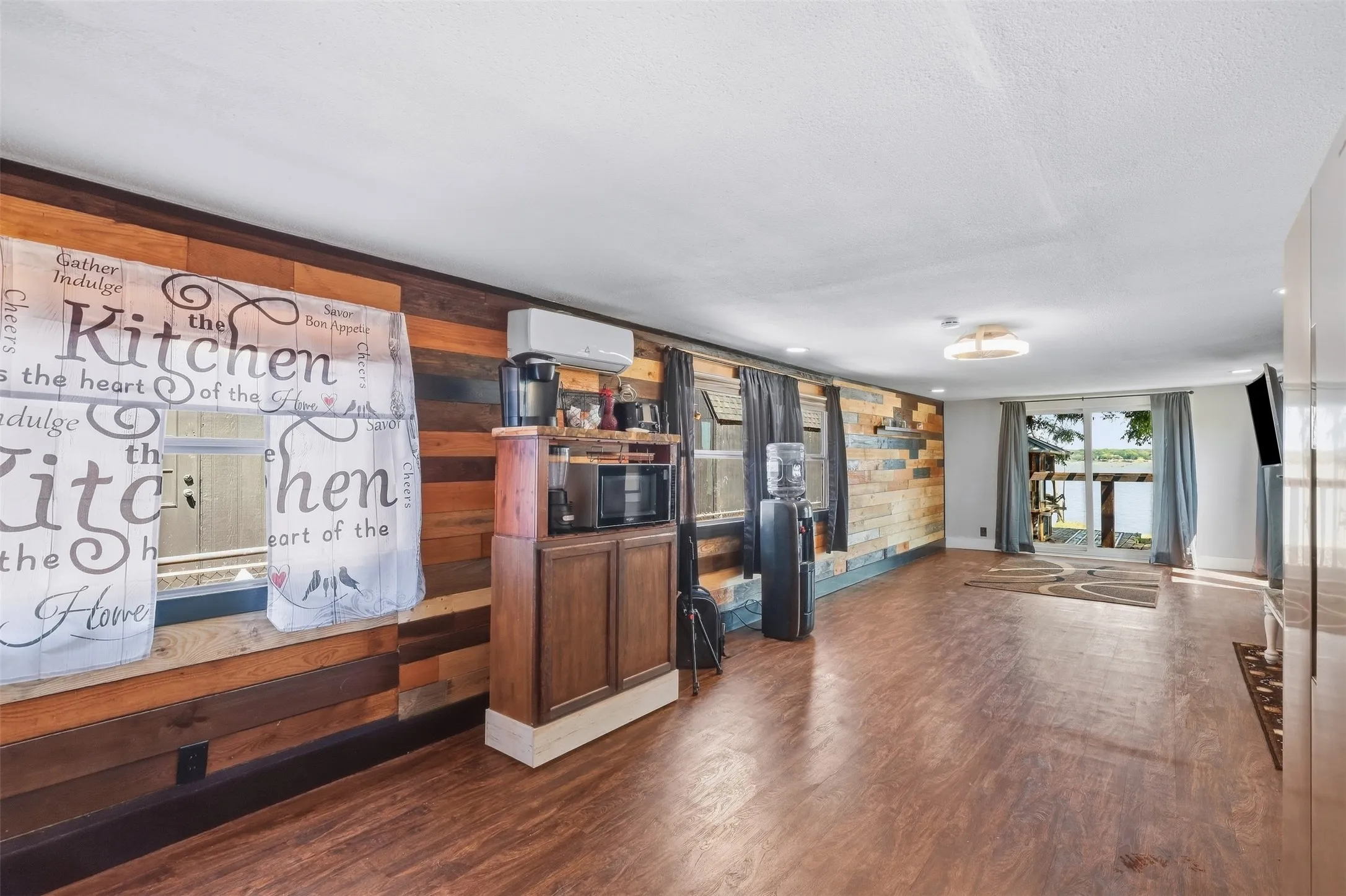 Manufactured Home For Sale in Hood County , 3613 Pecan Grove Court, Granbury, Texas 76048, 1 Bedroom, 1 Bathroom, 2 Garage spaces, 672 Sqft, built in 1970, mls#21385125, Real Estate Agent in Granbury, Homes For Sale in Hood county, Homes For Sale in Granbury, Realtor in Granbury Texas, Real Estate Brokerage Independent Realty Texas, Luminita Cordes Realtor