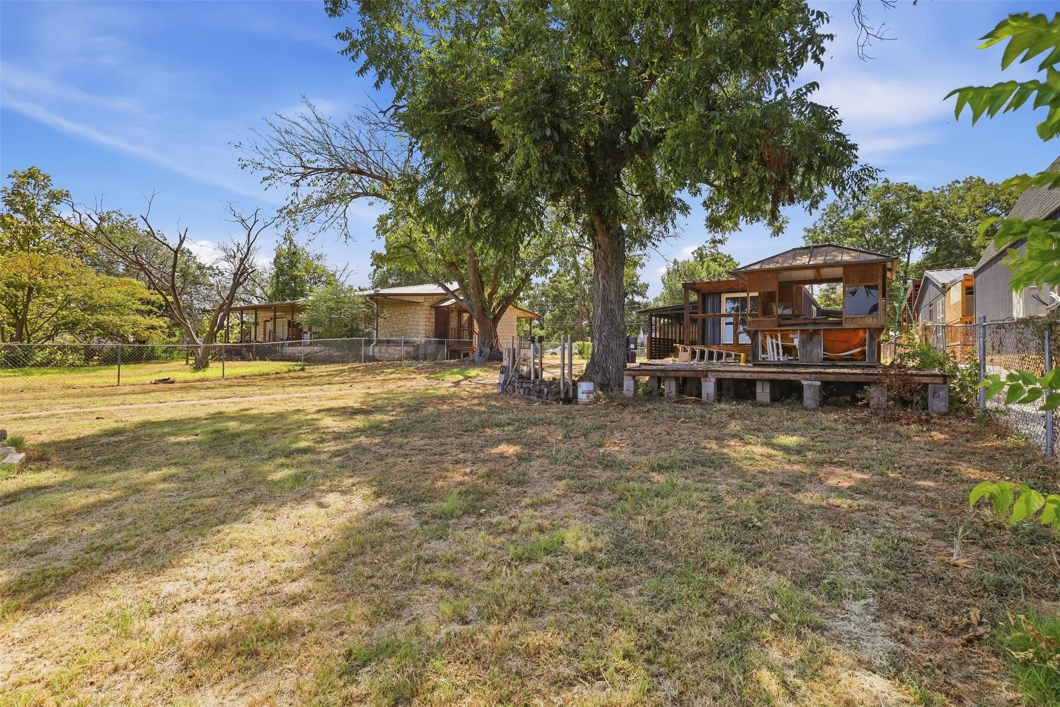 Manufactured Home For Sale in Hood County , 3613 Pecan Grove Court, Granbury, Texas 76048, 1 Bedroom, 1 Bathroom, 2 Garage spaces, 672 Sqft, built in 1970, mls#21385125, Real Estate Agent in Granbury, Homes For Sale in Hood county, Homes For Sale in Granbury, Realtor in Granbury Texas, Real Estate Brokerage Independent Realty Texas, Luminita Cordes Realtor