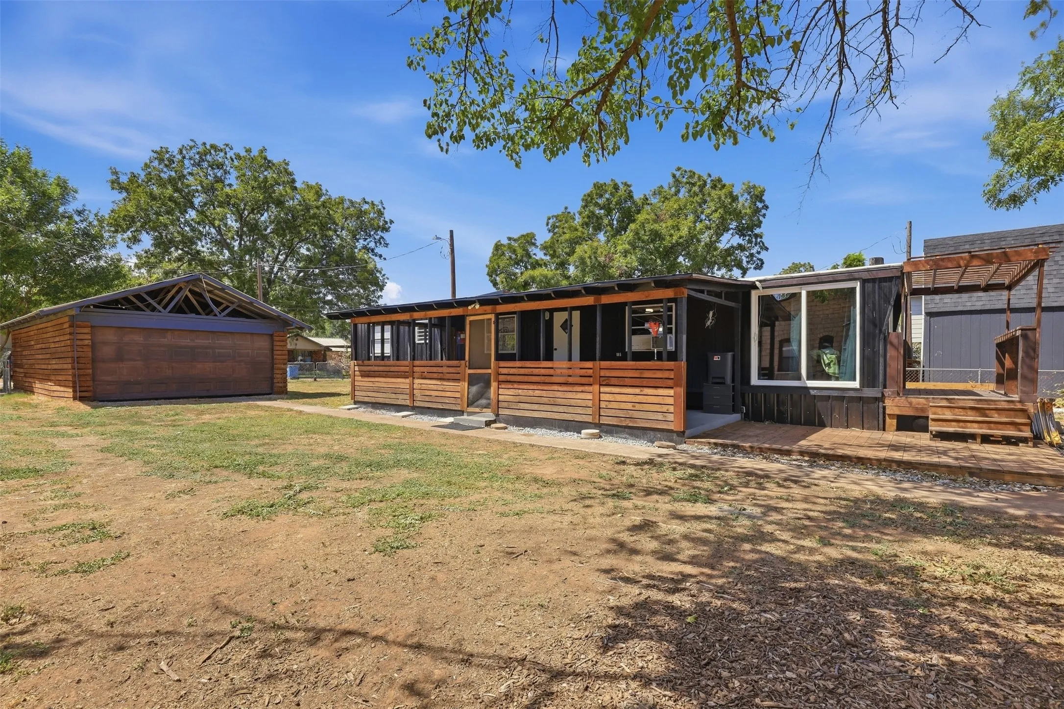 Manufactured Home For Sale in Hood County , 3613 Pecan Grove Court, Granbury, Texas 76048, 1 Bedroom, 1 Bathroom, 2 Garage spaces, 672 Sqft, built in 1970, mls#21385125, Real Estate Agent in Granbury, Homes For Sale in Hood county, Homes For Sale in Granbury, Realtor in Granbury Texas, Real Estate Brokerage Independent Realty Texas, Luminita Cordes Realtor