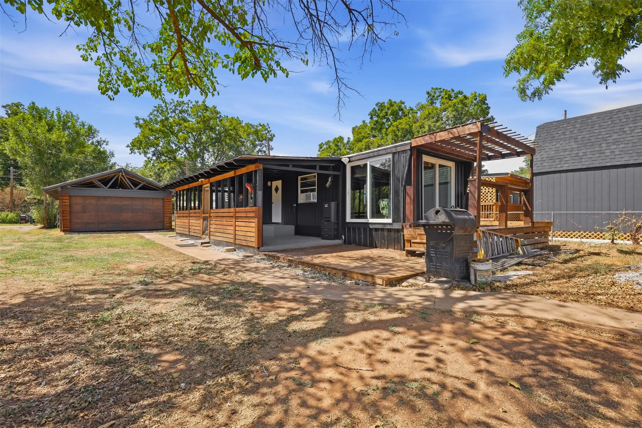 Manufactured Home For Sale in Hood County , 3613 Pecan Grove Court, Granbury, Texas 76048, 1 Bedroom, 1 Bathroom, 2 Garage spaces, 672 Sqft, built in 1970, mls#21385125, Real Estate Agent in Granbury, Homes For Sale in Hood county, Homes For Sale in Granbury, Realtor in Granbury Texas, Real Estate Brokerage Independent Realty Texas, Luminita Cordes Realtor