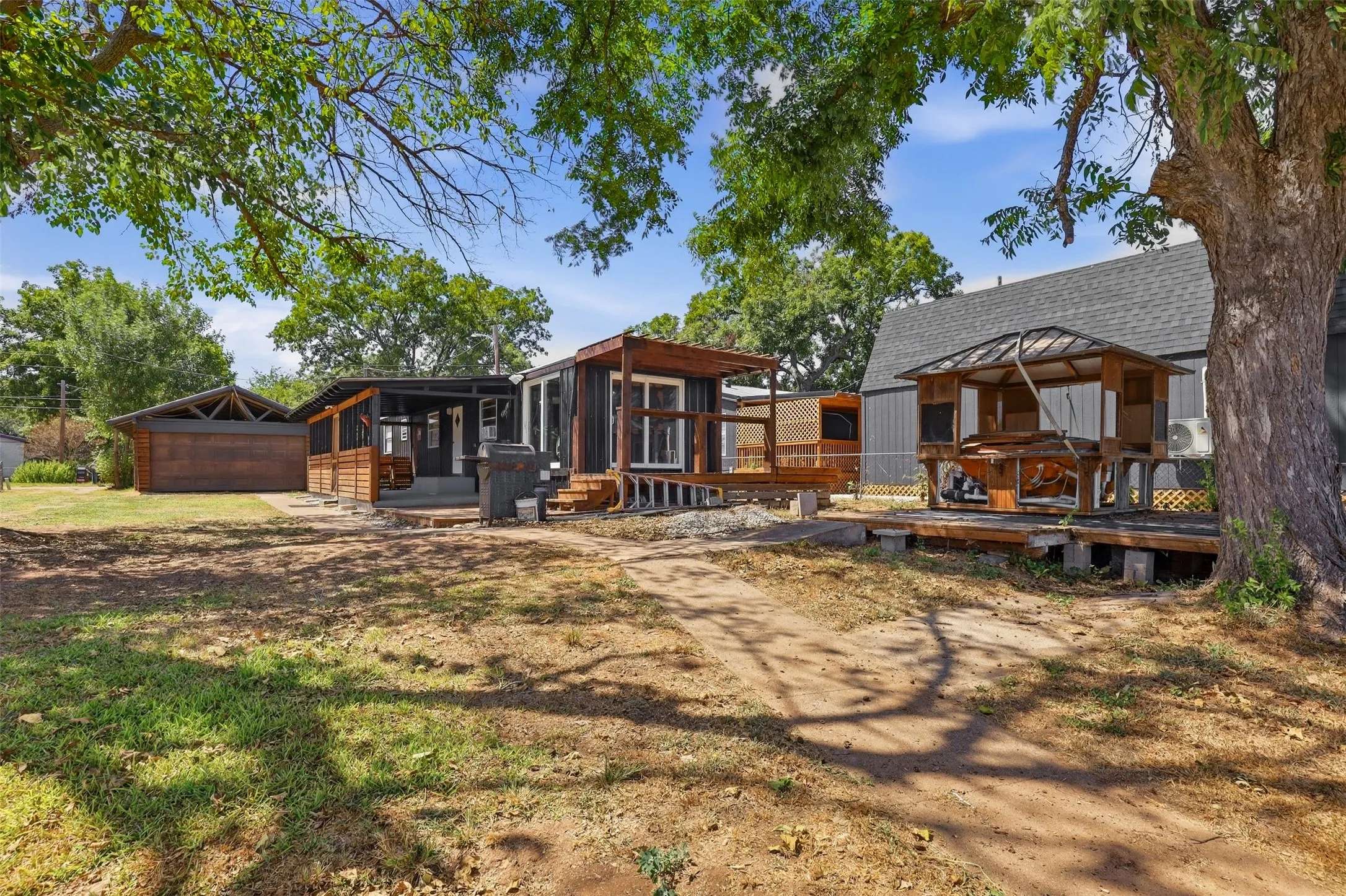 Manufactured Home For Sale in Hood County , 3613 Pecan Grove Court, Granbury, Texas 76048, 1 Bedroom, 1 Bathroom, 2 Garage spaces, 672 Sqft, built in 1970, mls#21385125, Real Estate Agent in Granbury, Homes For Sale in Hood county, Homes For Sale in Granbury, Realtor in Granbury Texas, Real Estate Brokerage Independent Realty Texas, Luminita Cordes Realtor