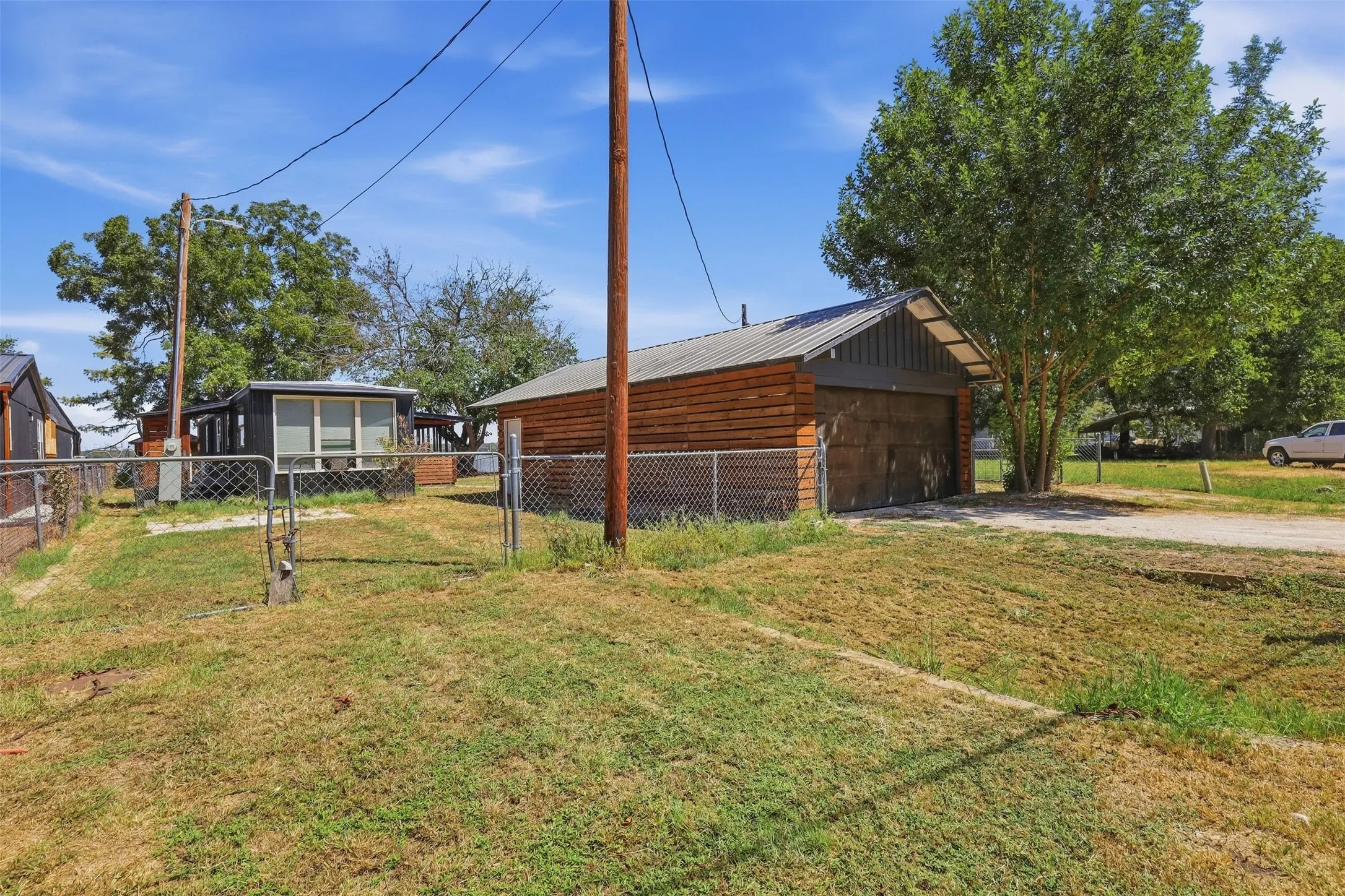 Manufactured Home For Sale in Hood County , 3613 Pecan Grove Court, Granbury, Texas 76048, 1 Bedroom, 1 Bathroom, 2 Garage spaces, 672 Sqft, built in 1970, mls#21385125, Real Estate Agent in Granbury, Homes For Sale in Hood county, Homes For Sale in Granbury, Realtor in Granbury Texas, Real Estate Brokerage Independent Realty Texas, Luminita Cordes Realtor
