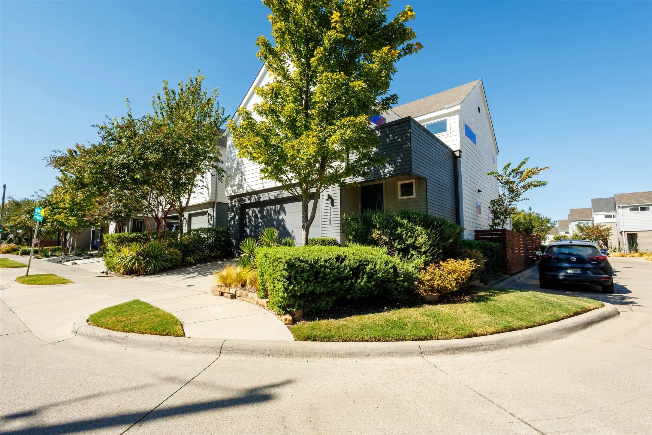 Single Family Residence For Sale in Dallas County , 1126 Clifftop Lane, Dallas, Texas 75208, 3 Bedroom, 3 Bathroom, 2 Garage spaces, 1,825 Sqft, built in 2018, mls#21382177, Real Estate Agent in Dallas, Homes For Sale in Dallas county, Homes For Sale in Dallas, Realtor in Dallas Texas, Real Estate Brokerage Independent Realty Texas, Luminita Cordes Realtor