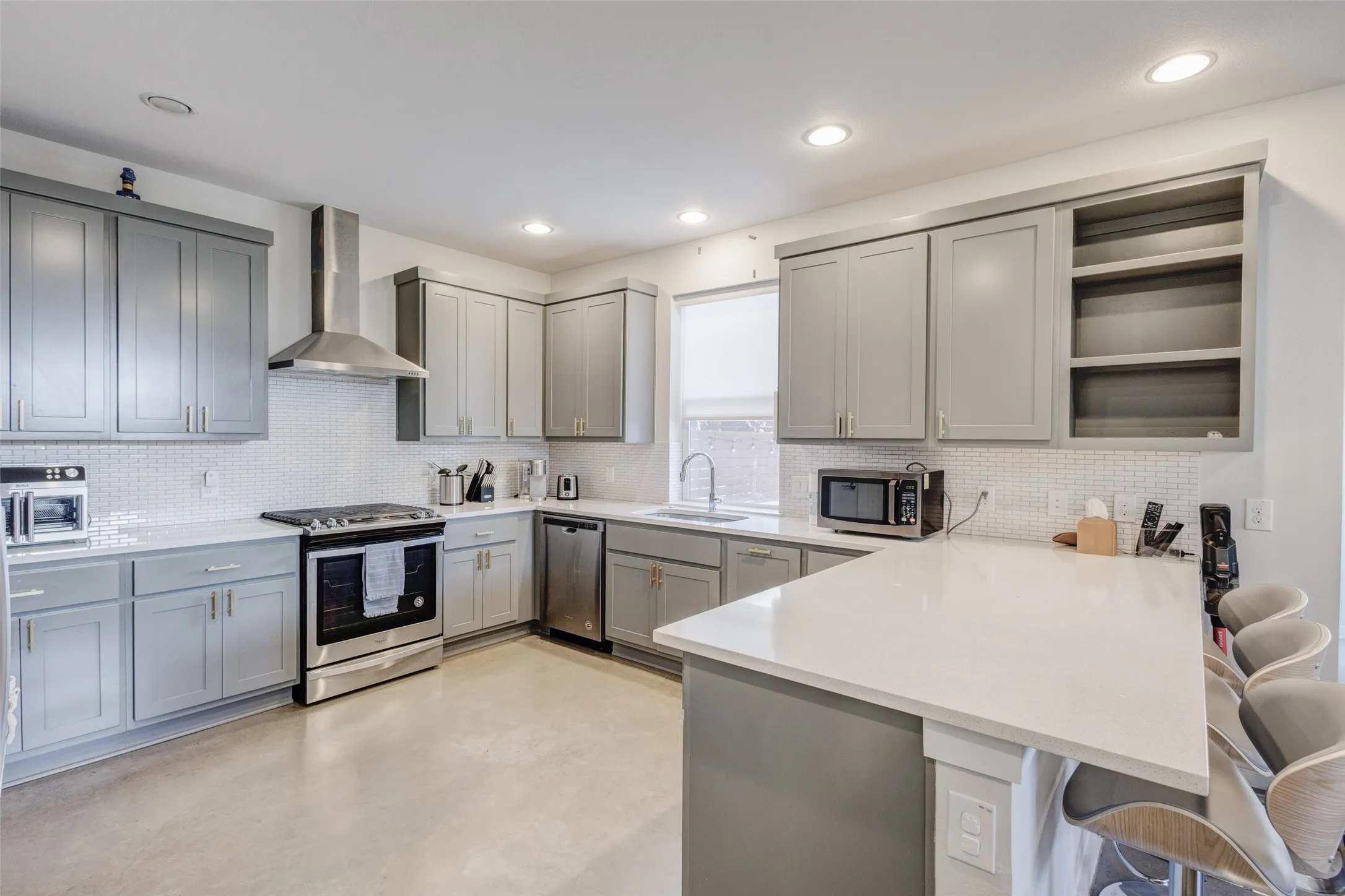 Spacious kitchen with lots of cabinetry and counter space