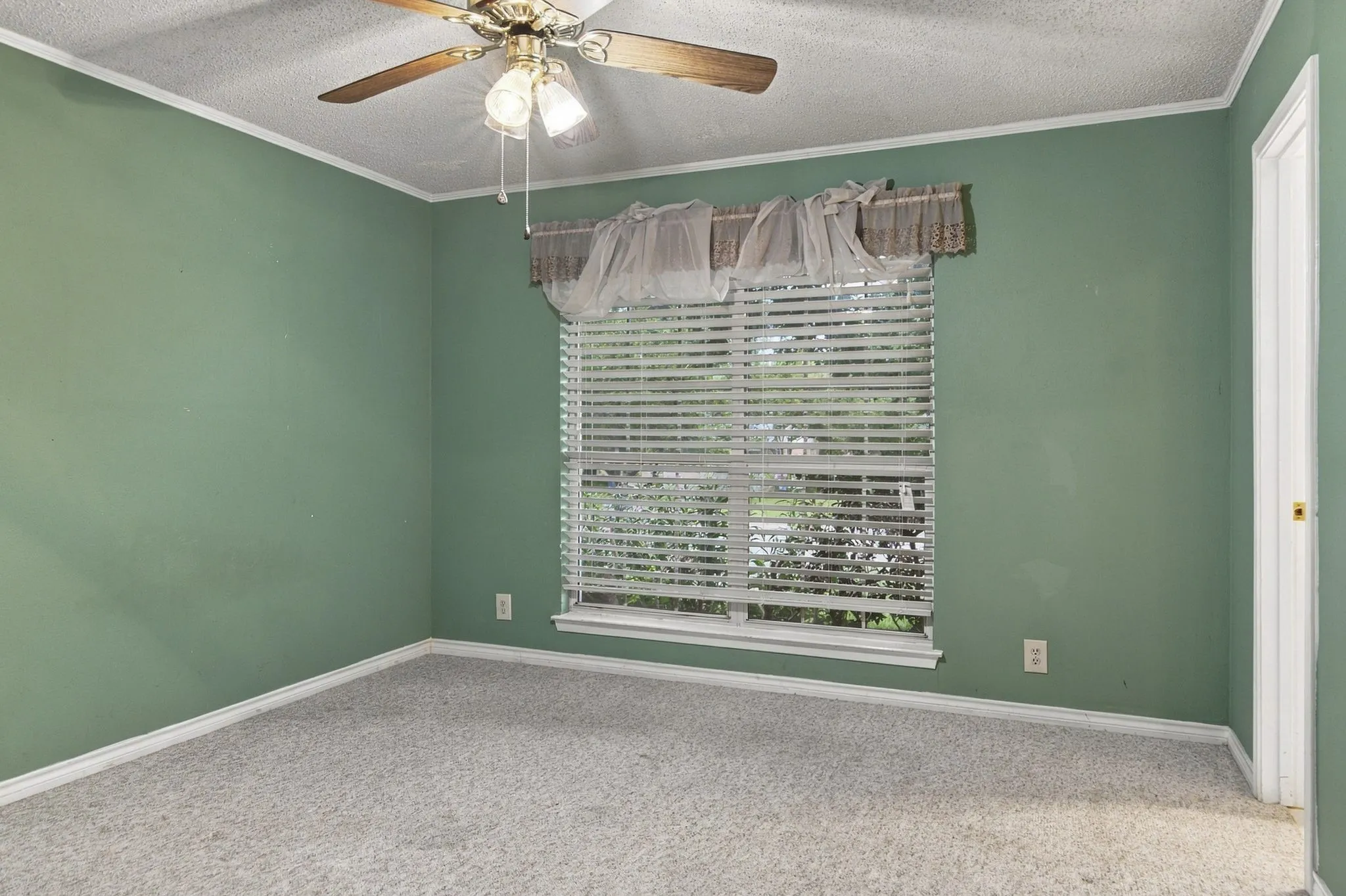 Single Family Residence For Sale in Tarrant County , 408 Englewood Lane, Hurst, Texas 76053, 3 Bedroom, 2 Bathroom, 2 Garage spaces, 1,772 Sqft, built in 1966, mls#21385154, Real Estate Agent in Hurst, Homes For Sale in Tarrant county, Homes For Sale in Hurst, Realtor in Hurst Texas, Real Estate Brokerage Independent Realty Texas, Luminita Cordes Realtor