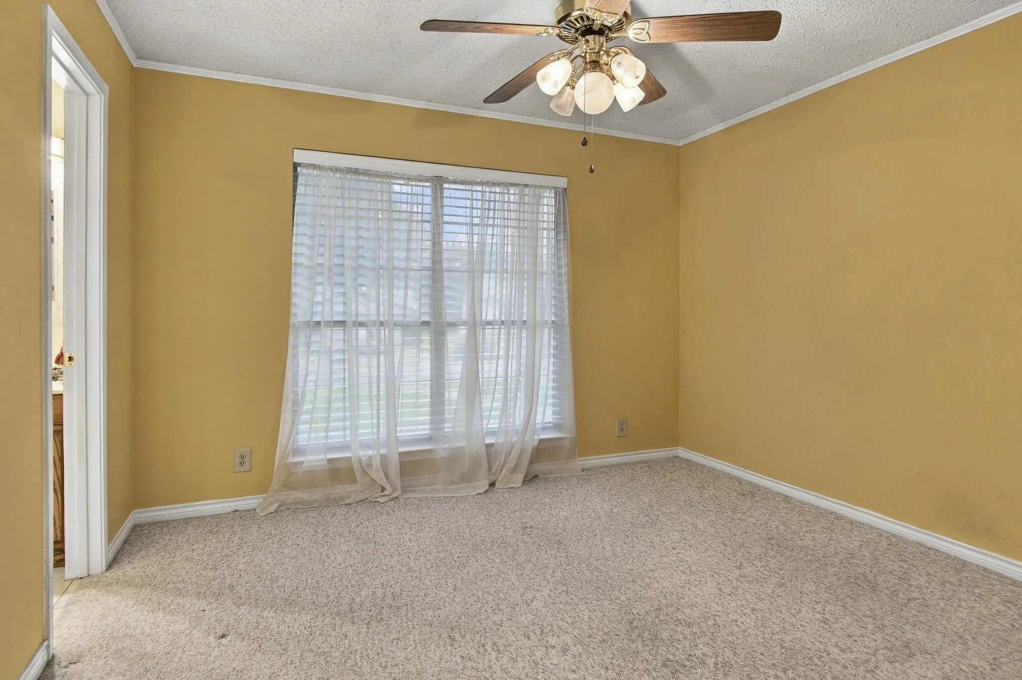 Single Family Residence For Sale in Tarrant County , 408 Englewood Lane, Hurst, Texas 76053, 3 Bedroom, 2 Bathroom, 2 Garage spaces, 1,772 Sqft, built in 1966, mls#21385154, Real Estate Agent in Hurst, Homes For Sale in Tarrant county, Homes For Sale in Hurst, Realtor in Hurst Texas, Real Estate Brokerage Independent Realty Texas, Luminita Cordes Realtor
