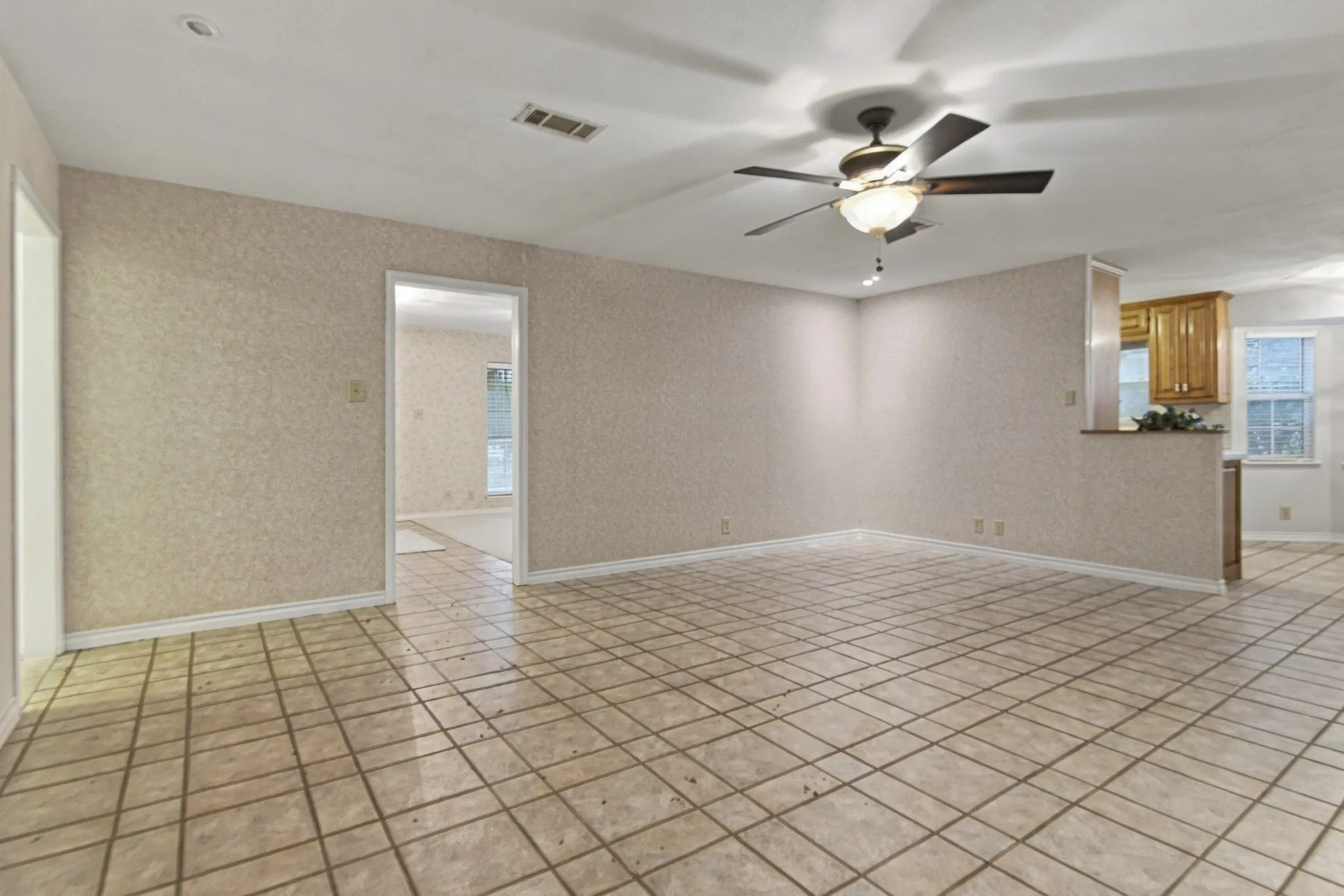 Single Family Residence For Sale in Tarrant County , 408 Englewood Lane, Hurst, Texas 76053, 3 Bedroom, 2 Bathroom, 2 Garage spaces, 1,772 Sqft, built in 1966, mls#21385154, Real Estate Agent in Hurst, Homes For Sale in Tarrant county, Homes For Sale in Hurst, Realtor in Hurst Texas, Real Estate Brokerage Independent Realty Texas, Luminita Cordes Realtor