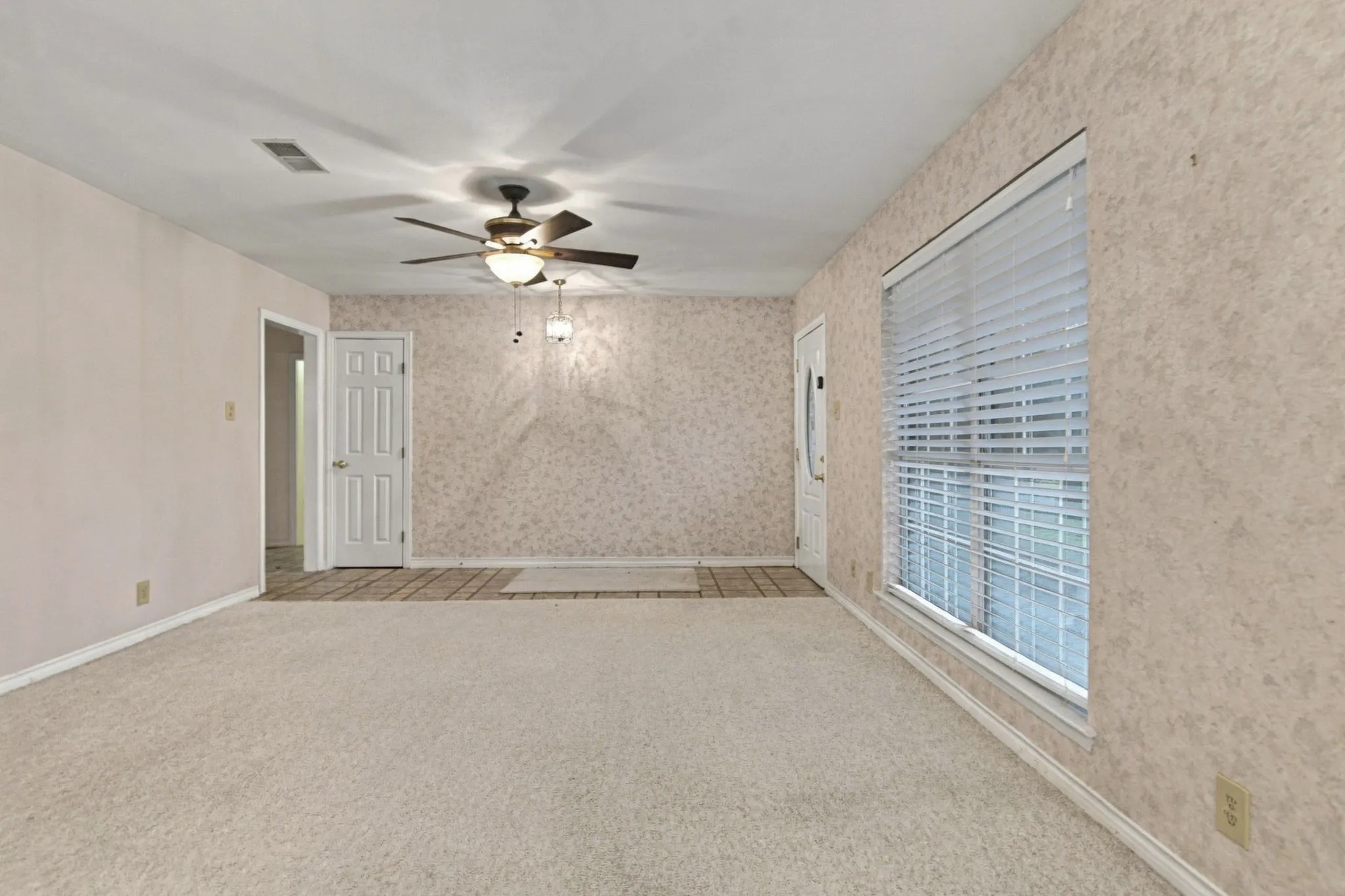Single Family Residence For Sale in Tarrant County , 408 Englewood Lane, Hurst, Texas 76053, 3 Bedroom, 2 Bathroom, 2 Garage spaces, 1,772 Sqft, built in 1966, mls#21385154, Real Estate Agent in Hurst, Homes For Sale in Tarrant county, Homes For Sale in Hurst, Realtor in Hurst Texas, Real Estate Brokerage Independent Realty Texas, Luminita Cordes Realtor
