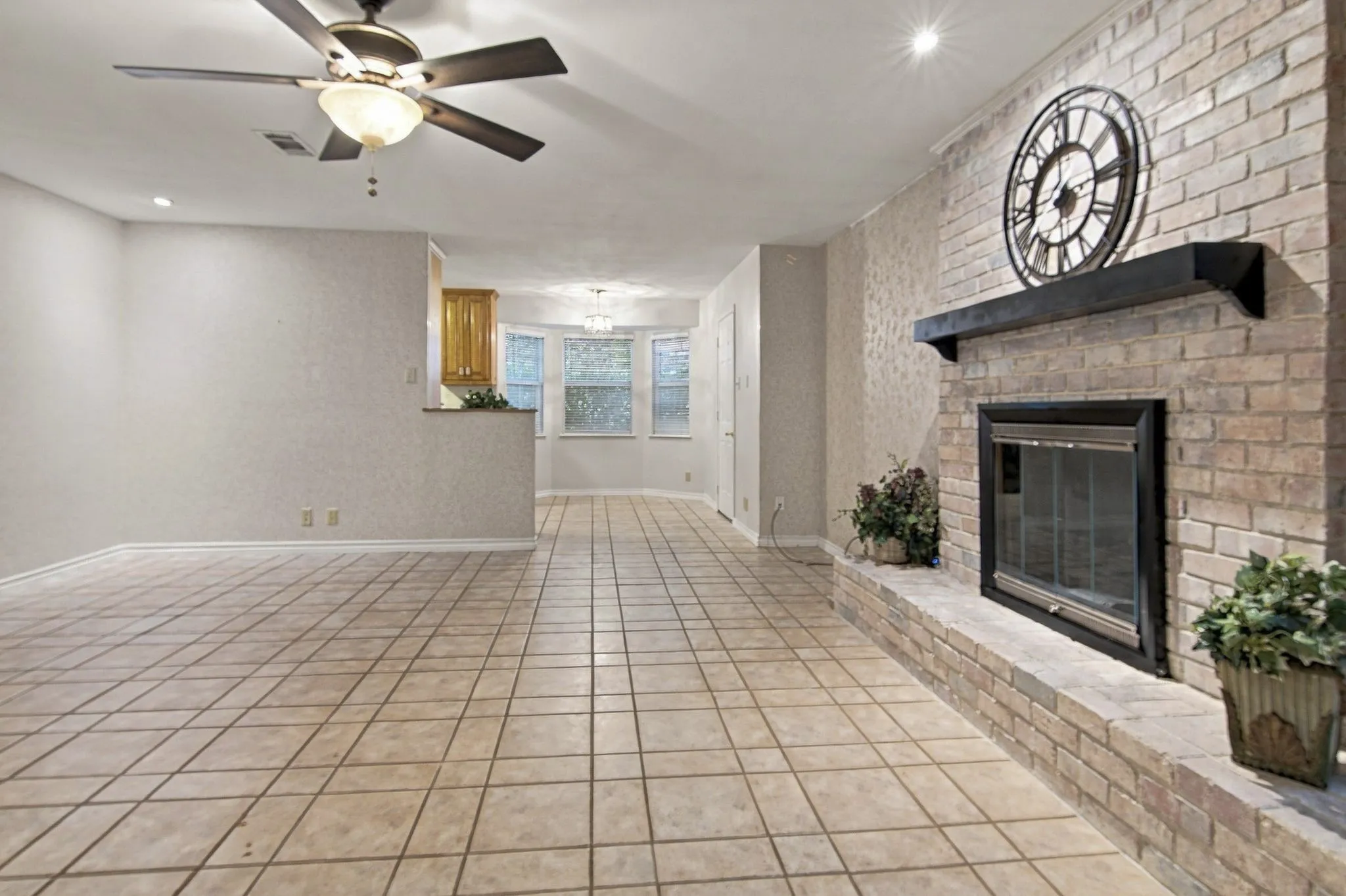 Single Family Residence For Sale in Tarrant County , 408 Englewood Lane, Hurst, Texas 76053, 3 Bedroom, 2 Bathroom, 2 Garage spaces, 1,772 Sqft, built in 1966, mls#21385154, Real Estate Agent in Hurst, Homes For Sale in Tarrant county, Homes For Sale in Hurst, Realtor in Hurst Texas, Real Estate Brokerage Independent Realty Texas, Luminita Cordes Realtor