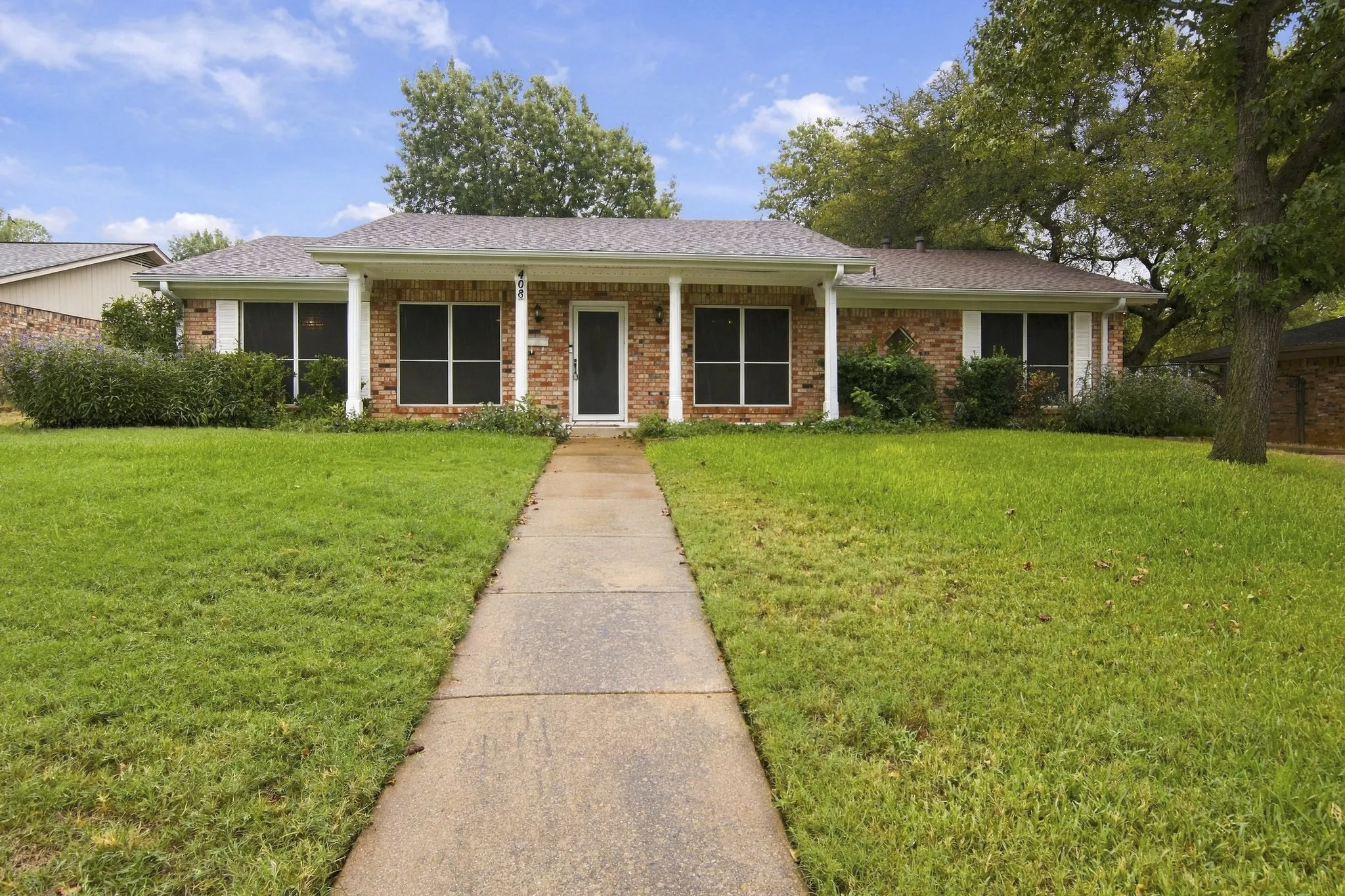 Single Family Residence For Sale in Tarrant County , 408 Englewood Lane, Hurst, Texas 76053, 3 Bedroom, 2 Bathroom, 2 Garage spaces, 1,772 Sqft, built in 1966, mls#21385154, Real Estate Agent in Hurst, Homes For Sale in Tarrant county, Homes For Sale in Hurst, Realtor in Hurst Texas, Real Estate Brokerage Independent Realty Texas, Luminita Cordes Realtor