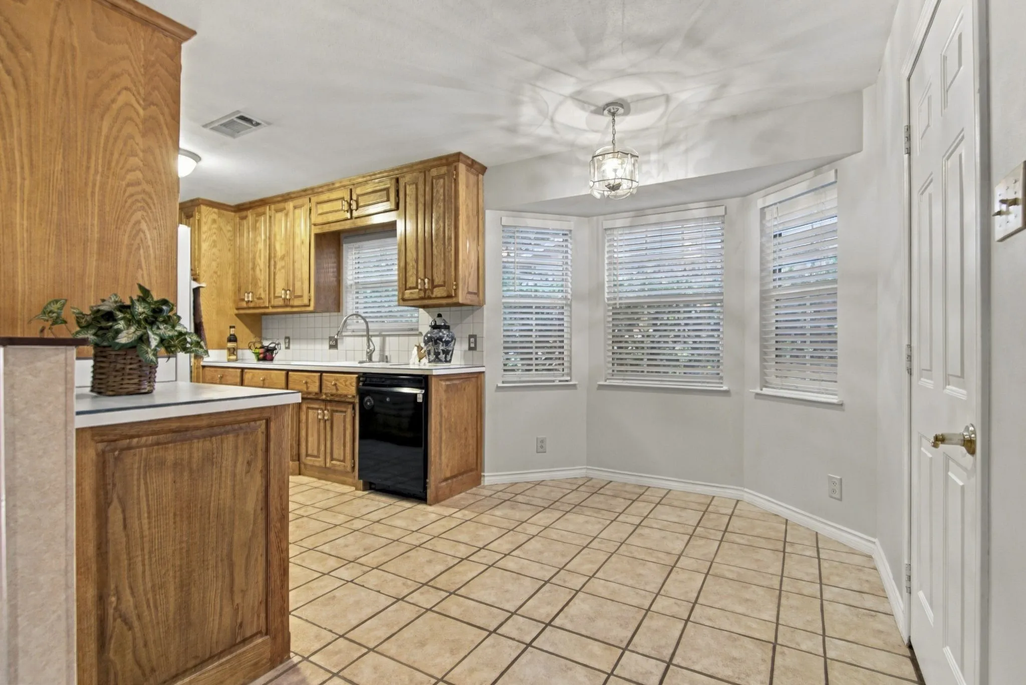 Single Family Residence For Sale in Tarrant County , 408 Englewood Lane, Hurst, Texas 76053, 3 Bedroom, 2 Bathroom, 2 Garage spaces, 1,772 Sqft, built in 1966, mls#21385154, Real Estate Agent in Hurst, Homes For Sale in Tarrant county, Homes For Sale in Hurst, Realtor in Hurst Texas, Real Estate Brokerage Independent Realty Texas, Luminita Cordes Realtor