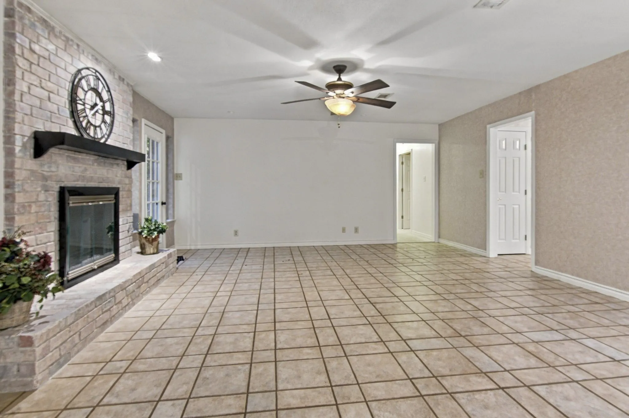 Single Family Residence For Sale in Tarrant County , 408 Englewood Lane, Hurst, Texas 76053, 3 Bedroom, 2 Bathroom, 2 Garage spaces, 1,772 Sqft, built in 1966, mls#21385154, Real Estate Agent in Hurst, Homes For Sale in Tarrant county, Homes For Sale in Hurst, Realtor in Hurst Texas, Real Estate Brokerage Independent Realty Texas, Luminita Cordes Realtor