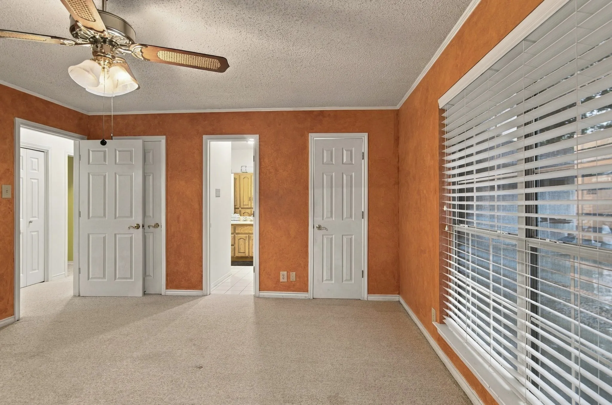 Single Family Residence For Sale in Tarrant County , 408 Englewood Lane, Hurst, Texas 76053, 3 Bedroom, 2 Bathroom, 2 Garage spaces, 1,772 Sqft, built in 1966, mls#21385154, Real Estate Agent in Hurst, Homes For Sale in Tarrant county, Homes For Sale in Hurst, Realtor in Hurst Texas, Real Estate Brokerage Independent Realty Texas, Luminita Cordes Realtor