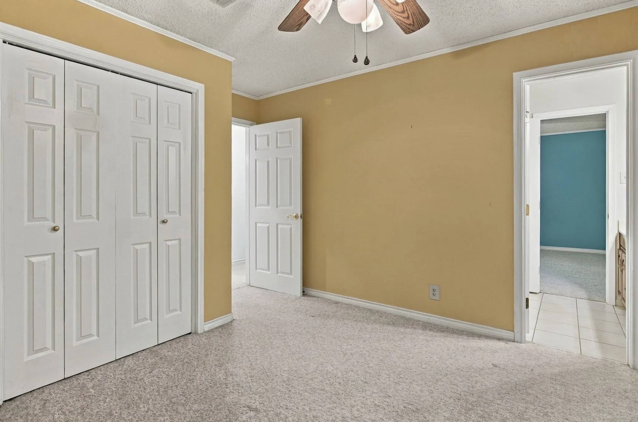 Single Family Residence For Sale in Tarrant County , 408 Englewood Lane, Hurst, Texas 76053, 3 Bedroom, 2 Bathroom, 2 Garage spaces, 1,772 Sqft, built in 1966, mls#21385154, Real Estate Agent in Hurst, Homes For Sale in Tarrant county, Homes For Sale in Hurst, Realtor in Hurst Texas, Real Estate Brokerage Independent Realty Texas, Luminita Cordes Realtor