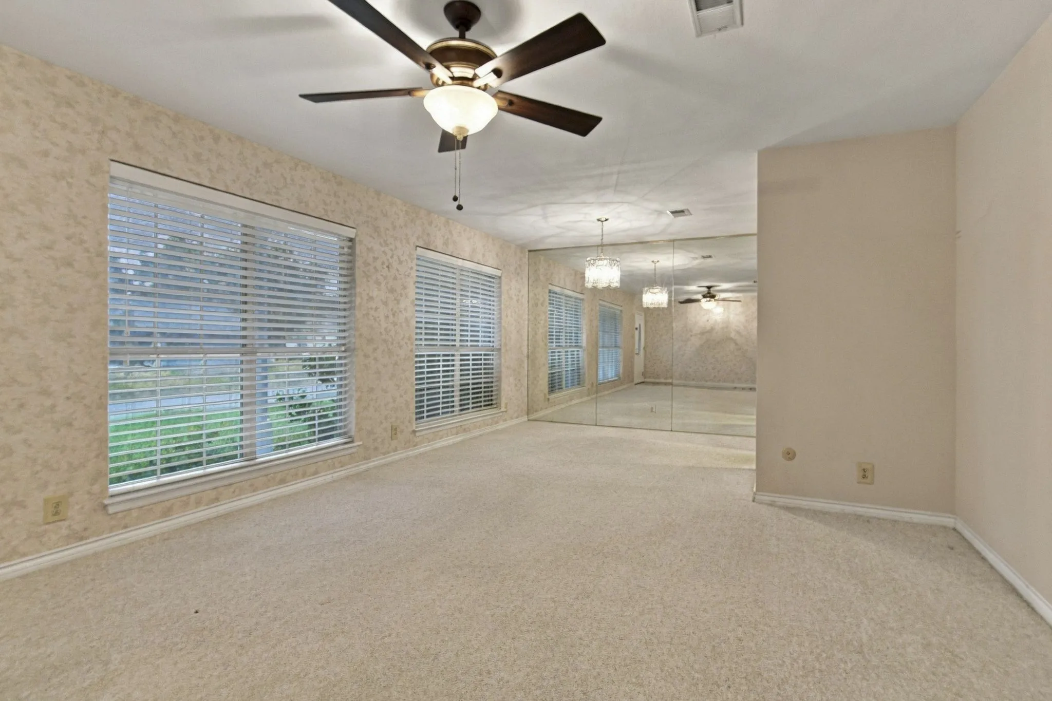 Single Family Residence For Sale in Tarrant County , 408 Englewood Lane, Hurst, Texas 76053, 3 Bedroom, 2 Bathroom, 2 Garage spaces, 1,772 Sqft, built in 1966, mls#21385154, Real Estate Agent in Hurst, Homes For Sale in Tarrant county, Homes For Sale in Hurst, Realtor in Hurst Texas, Real Estate Brokerage Independent Realty Texas, Luminita Cordes Realtor