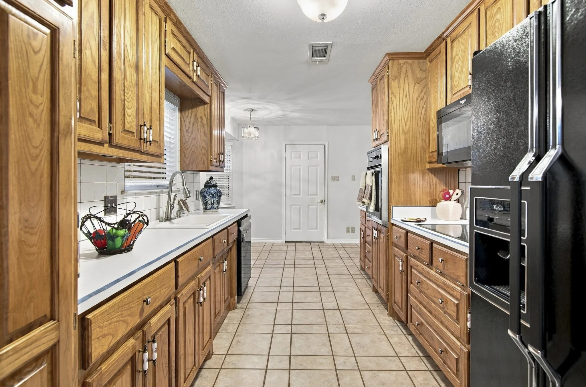 Single Family Residence For Sale in Tarrant County , 408 Englewood Lane, Hurst, Texas 76053, 3 Bedroom, 2 Bathroom, 2 Garage spaces, 1,772 Sqft, built in 1966, mls#21385154, Real Estate Agent in Hurst, Homes For Sale in Tarrant county, Homes For Sale in Hurst, Realtor in Hurst Texas, Real Estate Brokerage Independent Realty Texas, Luminita Cordes Realtor
