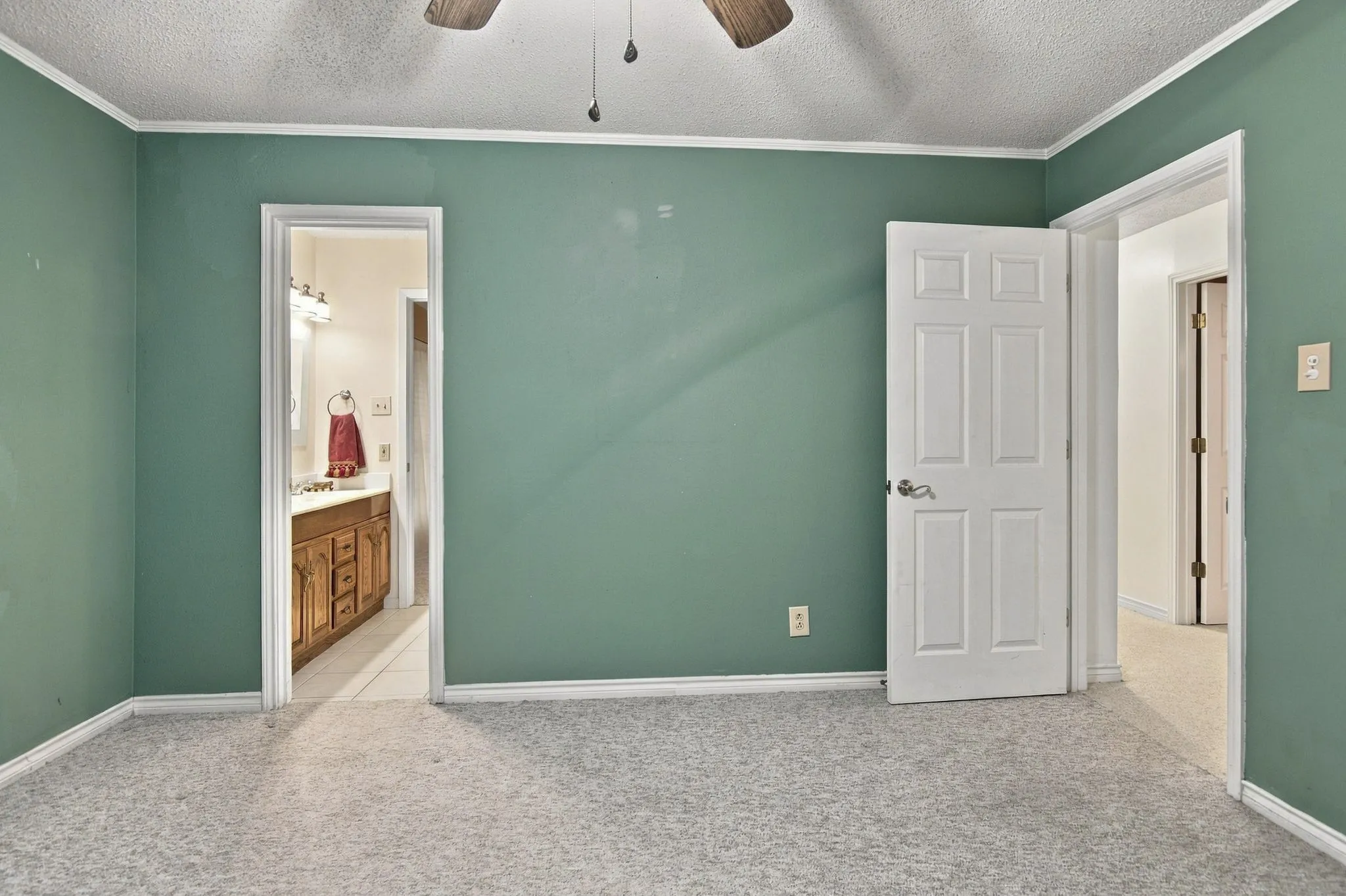 Single Family Residence For Sale in Tarrant County , 408 Englewood Lane, Hurst, Texas 76053, 3 Bedroom, 2 Bathroom, 2 Garage spaces, 1,772 Sqft, built in 1966, mls#21385154, Real Estate Agent in Hurst, Homes For Sale in Tarrant county, Homes For Sale in Hurst, Realtor in Hurst Texas, Real Estate Brokerage Independent Realty Texas, Luminita Cordes Realtor