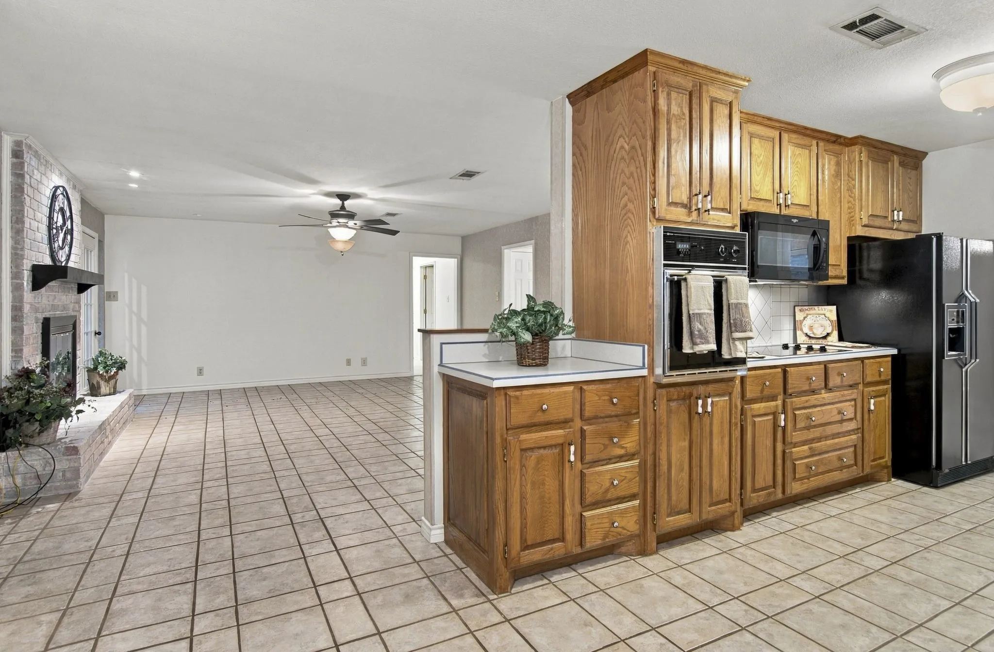 Single Family Residence For Sale in Tarrant County , 408 Englewood Lane, Hurst, Texas 76053, 3 Bedroom, 2 Bathroom, 2 Garage spaces, 1,772 Sqft, built in 1966, mls#21385154, Real Estate Agent in Hurst, Homes For Sale in Tarrant county, Homes For Sale in Hurst, Realtor in Hurst Texas, Real Estate Brokerage Independent Realty Texas, Luminita Cordes Realtor