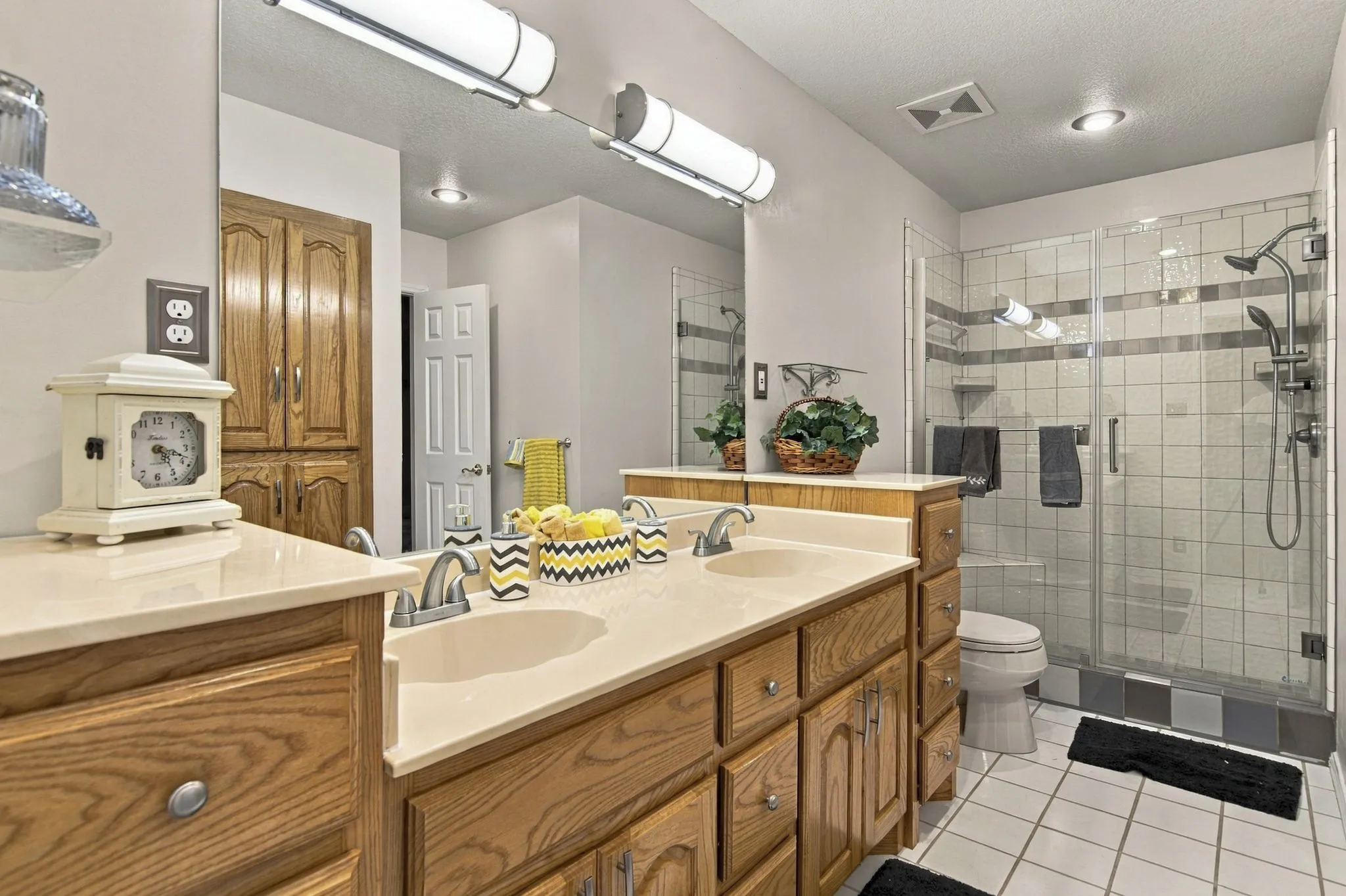 Single Family Residence For Sale in Tarrant County , 408 Englewood Lane, Hurst, Texas 76053, 3 Bedroom, 2 Bathroom, 2 Garage spaces, 1,772 Sqft, built in 1966, mls#21385154, Real Estate Agent in Hurst, Homes For Sale in Tarrant county, Homes For Sale in Hurst, Realtor in Hurst Texas, Real Estate Brokerage Independent Realty Texas, Luminita Cordes Realtor