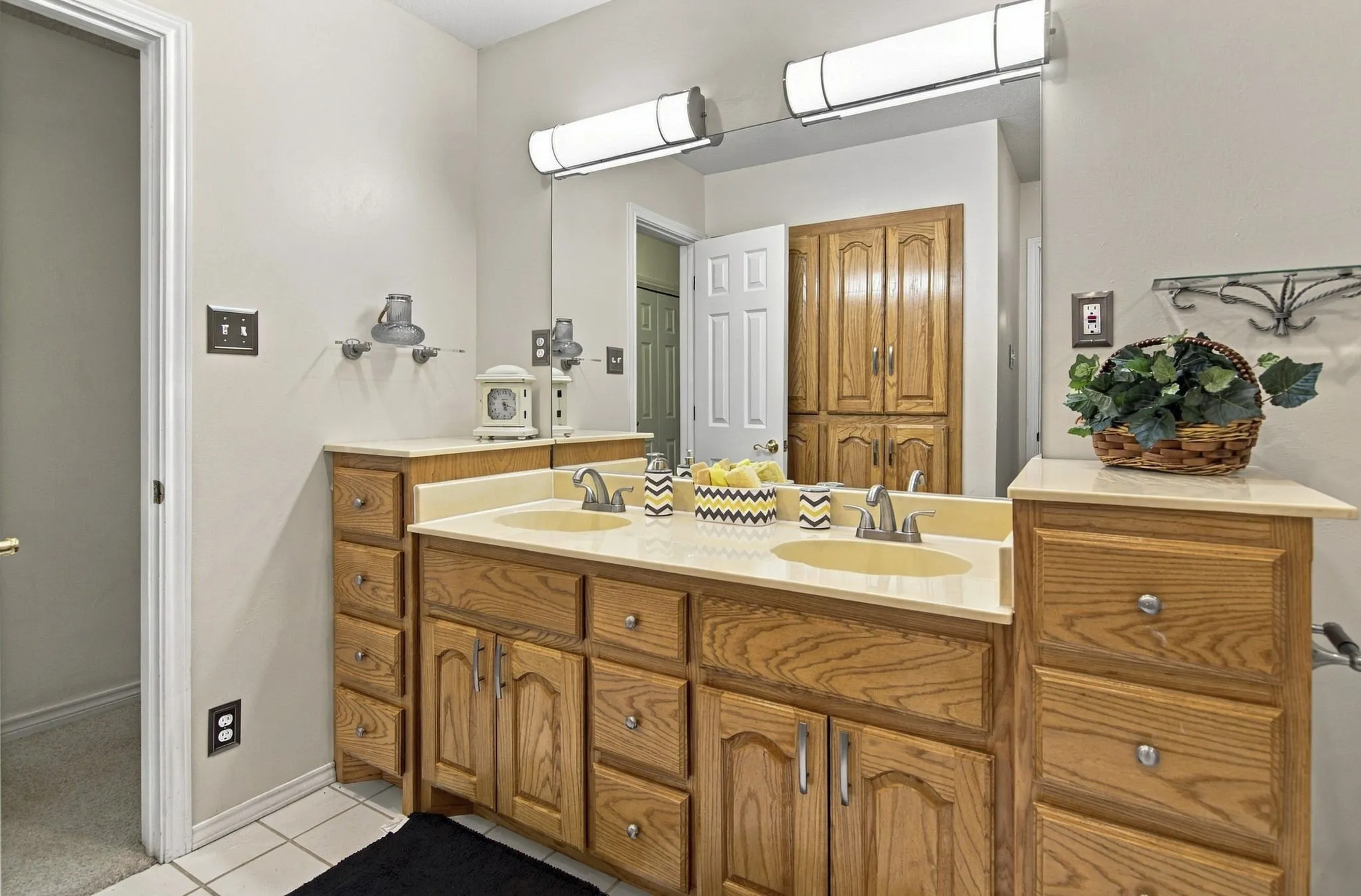 Single Family Residence For Sale in Tarrant County , 408 Englewood Lane, Hurst, Texas 76053, 3 Bedroom, 2 Bathroom, 2 Garage spaces, 1,772 Sqft, built in 1966, mls#21385154, Real Estate Agent in Hurst, Homes For Sale in Tarrant county, Homes For Sale in Hurst, Realtor in Hurst Texas, Real Estate Brokerage Independent Realty Texas, Luminita Cordes Realtor