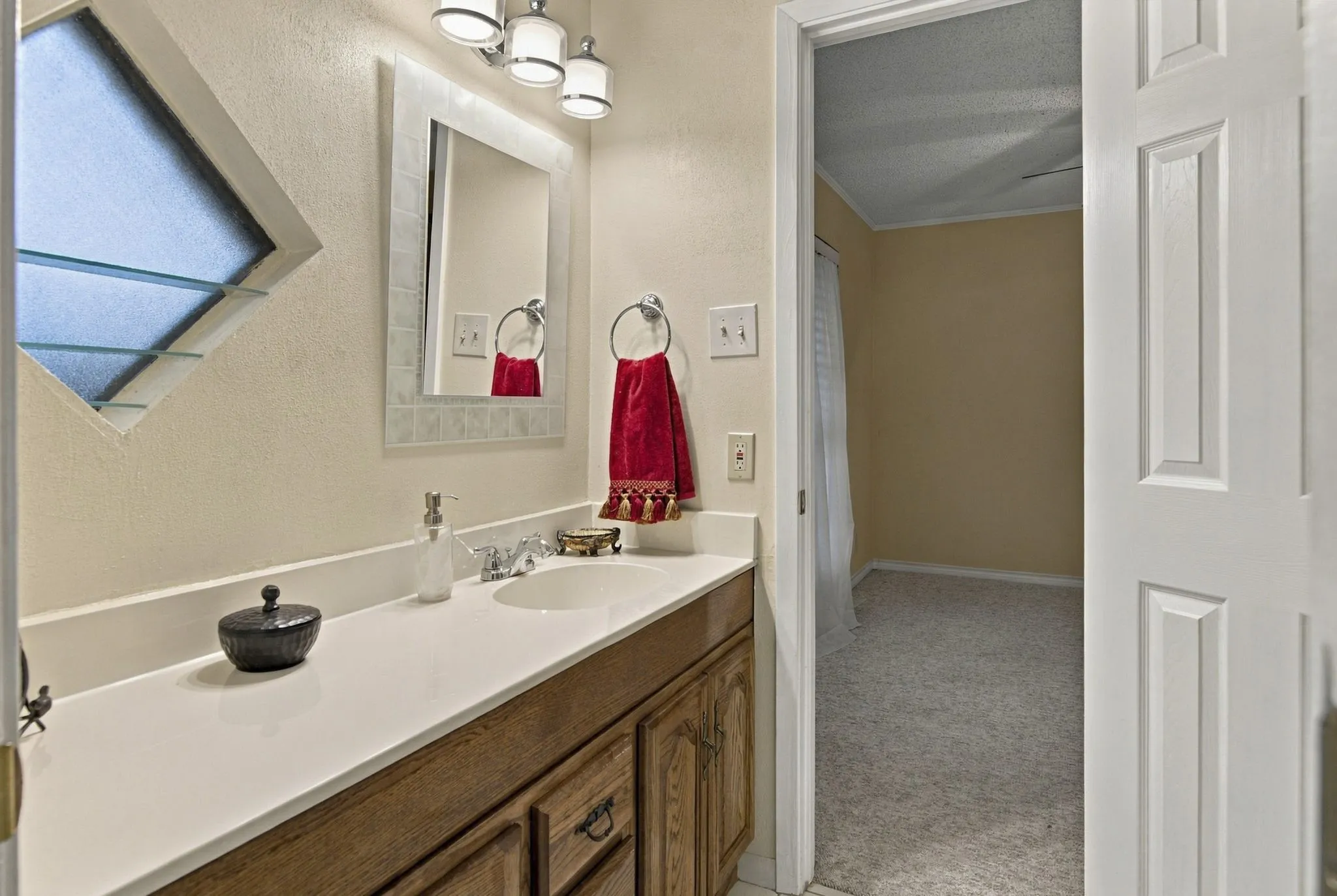 Single Family Residence For Sale in Tarrant County , 408 Englewood Lane, Hurst, Texas 76053, 3 Bedroom, 2 Bathroom, 2 Garage spaces, 1,772 Sqft, built in 1966, mls#21385154, Real Estate Agent in Hurst, Homes For Sale in Tarrant county, Homes For Sale in Hurst, Realtor in Hurst Texas, Real Estate Brokerage Independent Realty Texas, Luminita Cordes Realtor