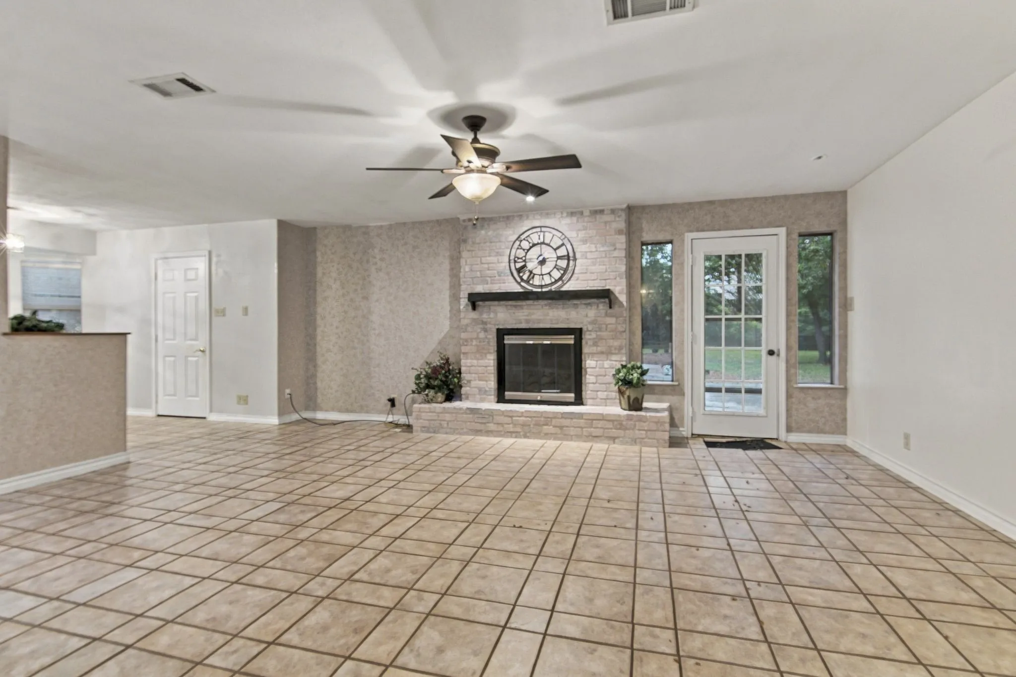 Single Family Residence For Sale in Tarrant County , 408 Englewood Lane, Hurst, Texas 76053, 3 Bedroom, 2 Bathroom, 2 Garage spaces, 1,772 Sqft, built in 1966, mls#21385154, Real Estate Agent in Hurst, Homes For Sale in Tarrant county, Homes For Sale in Hurst, Realtor in Hurst Texas, Real Estate Brokerage Independent Realty Texas, Luminita Cordes Realtor