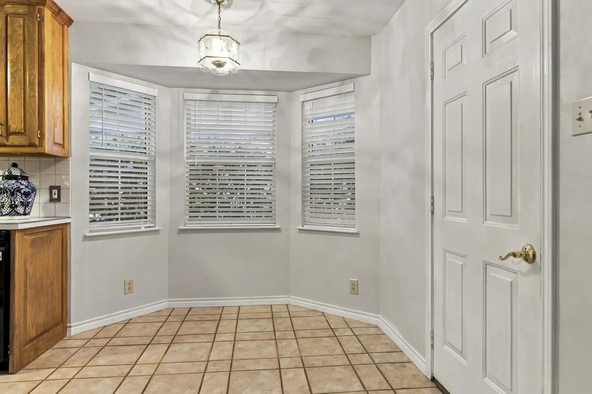 Single Family Residence For Sale in Tarrant County , 408 Englewood Lane, Hurst, Texas 76053, 3 Bedroom, 2 Bathroom, 2 Garage spaces, 1,772 Sqft, built in 1966, mls#21385154, Real Estate Agent in Hurst, Homes For Sale in Tarrant county, Homes For Sale in Hurst, Realtor in Hurst Texas, Real Estate Brokerage Independent Realty Texas, Luminita Cordes Realtor