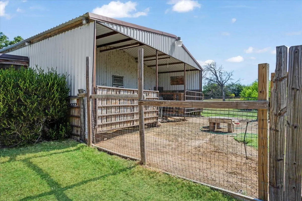 Single Family Residence For Sale in Grayson County , 7634 Preston Road, Denison, Texas 75020, 3 Bedroom, 3 Bathroom, 2 Garage spaces, 1,614 Sqft, built in 1996, mls#21385152, Real Estate Agent in Denison, Homes For Sale in Grayson county, Homes For Sale in Denison, Realtor in Denison Texas, Real Estate Brokerage Independent Realty Texas, Luminita Cordes Realtor