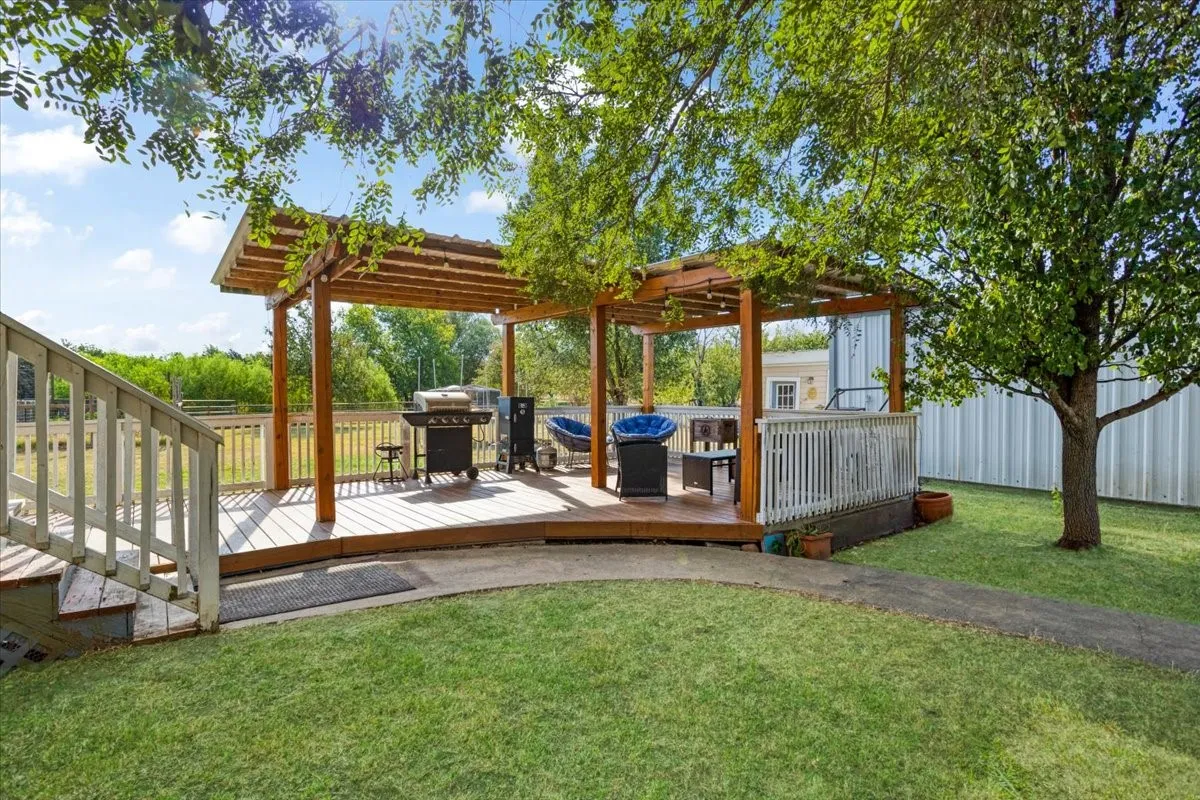 Single Family Residence For Sale in Grayson County , 7634 Preston Road, Denison, Texas 75020, 3 Bedroom, 3 Bathroom, 2 Garage spaces, 1,614 Sqft, built in 1996, mls#21385152, Real Estate Agent in Denison, Homes For Sale in Grayson county, Homes For Sale in Denison, Realtor in Denison Texas, Real Estate Brokerage Independent Realty Texas, Luminita Cordes Realtor
