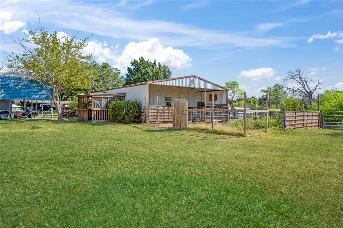 Single Family Residence For Sale in Grayson County , 7634 Preston Road, Denison, Texas 75020, 3 Bedroom, 3 Bathroom, 2 Garage spaces, 1,614 Sqft, built in 1996, mls#21385152, Real Estate Agent in Denison, Homes For Sale in Grayson county, Homes For Sale in Denison, Realtor in Denison Texas, Real Estate Brokerage Independent Realty Texas, Luminita Cordes Realtor