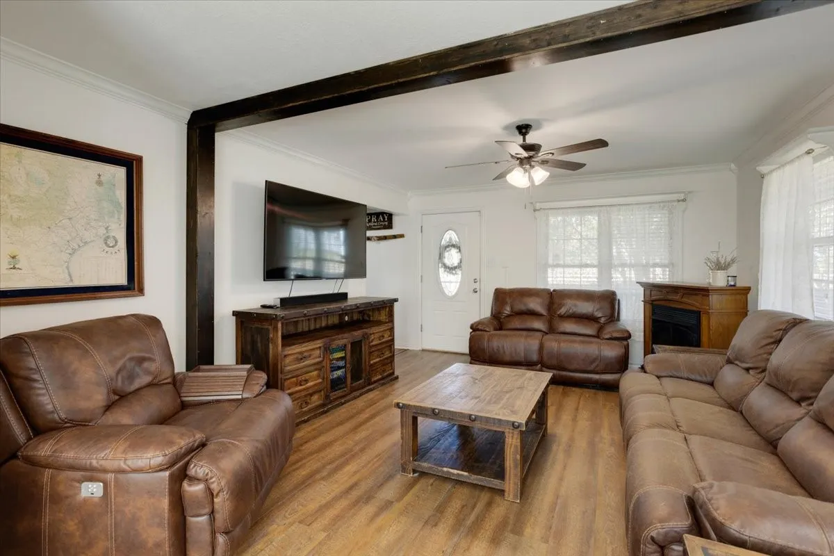 Single Family Residence For Sale in Grayson County , 7634 Preston Road, Denison, Texas 75020, 3 Bedroom, 3 Bathroom, 2 Garage spaces, 1,614 Sqft, built in 1996, mls#21385152, Real Estate Agent in Denison, Homes For Sale in Grayson county, Homes For Sale in Denison, Realtor in Denison Texas, Real Estate Brokerage Independent Realty Texas, Luminita Cordes Realtor