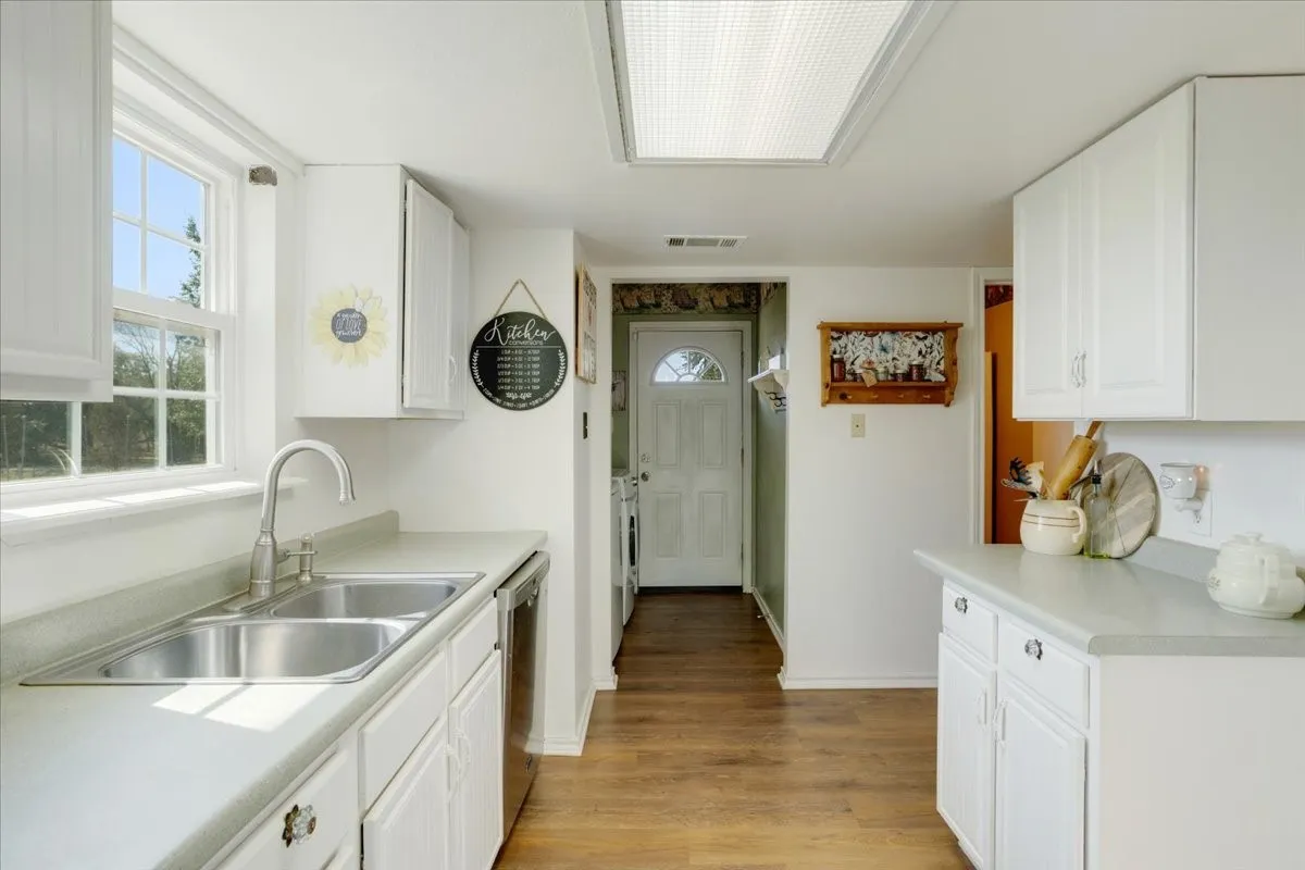 Single Family Residence For Sale in Grayson County , 7634 Preston Road, Denison, Texas 75020, 3 Bedroom, 3 Bathroom, 2 Garage spaces, 1,614 Sqft, built in 1996, mls#21385152, Real Estate Agent in Denison, Homes For Sale in Grayson county, Homes For Sale in Denison, Realtor in Denison Texas, Real Estate Brokerage Independent Realty Texas, Luminita Cordes Realtor