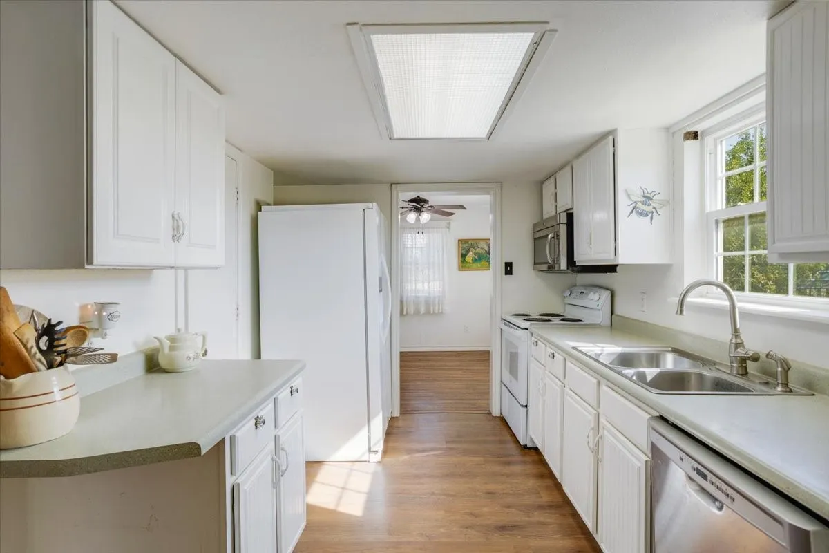 Single Family Residence For Sale in Grayson County , 7634 Preston Road, Denison, Texas 75020, 3 Bedroom, 3 Bathroom, 2 Garage spaces, 1,614 Sqft, built in 1996, mls#21385152, Real Estate Agent in Denison, Homes For Sale in Grayson county, Homes For Sale in Denison, Realtor in Denison Texas, Real Estate Brokerage Independent Realty Texas, Luminita Cordes Realtor