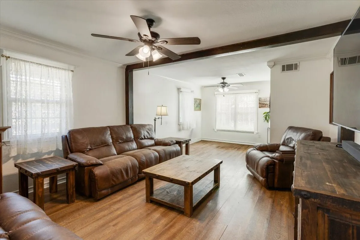 Single Family Residence For Sale in Grayson County , 7634 Preston Road, Denison, Texas 75020, 3 Bedroom, 3 Bathroom, 2 Garage spaces, 1,614 Sqft, built in 1996, mls#21385152, Real Estate Agent in Denison, Homes For Sale in Grayson county, Homes For Sale in Denison, Realtor in Denison Texas, Real Estate Brokerage Independent Realty Texas, Luminita Cordes Realtor