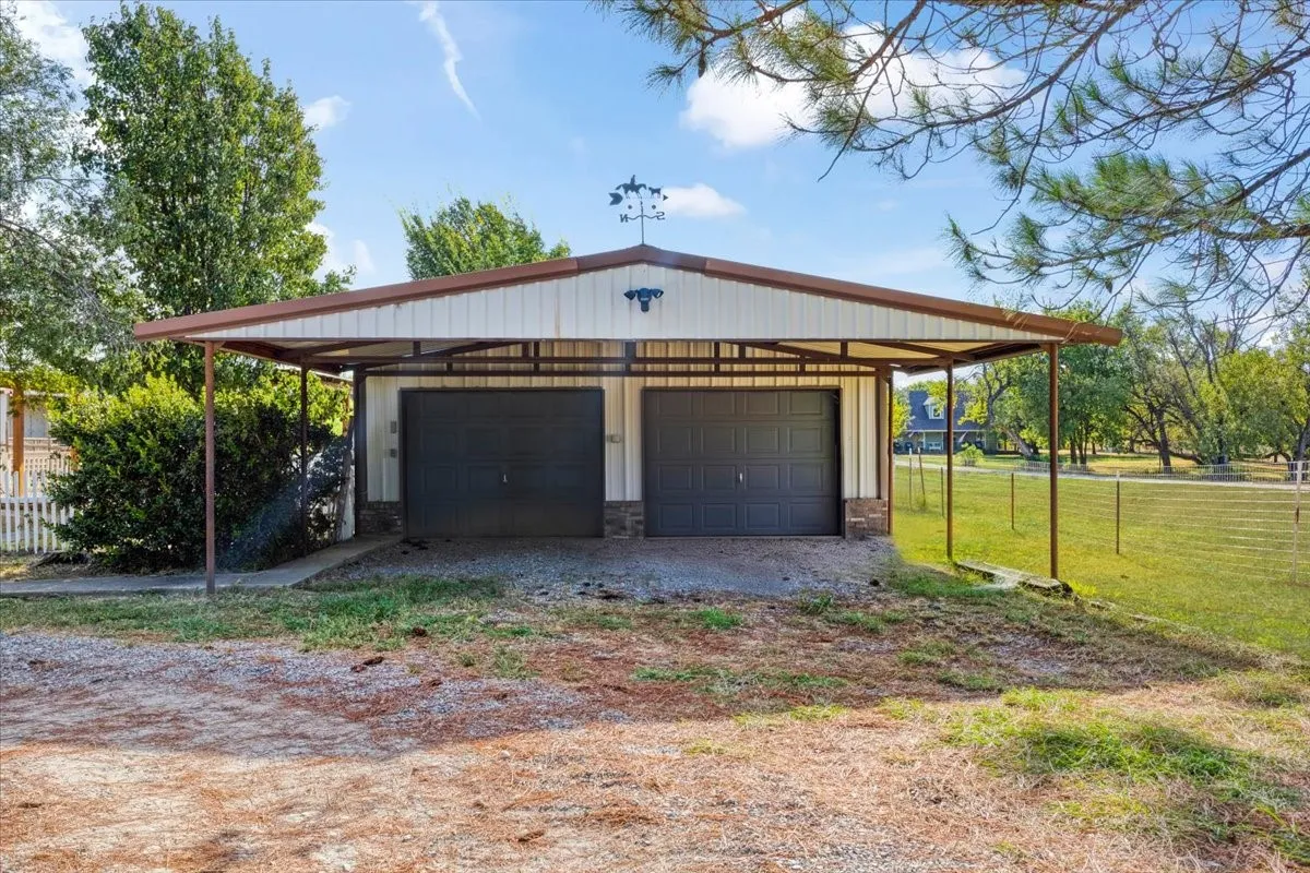 Single Family Residence For Sale in Grayson County , 7634 Preston Road, Denison, Texas 75020, 3 Bedroom, 3 Bathroom, 2 Garage spaces, 1,614 Sqft, built in 1996, mls#21385152, Real Estate Agent in Denison, Homes For Sale in Grayson county, Homes For Sale in Denison, Realtor in Denison Texas, Real Estate Brokerage Independent Realty Texas, Luminita Cordes Realtor