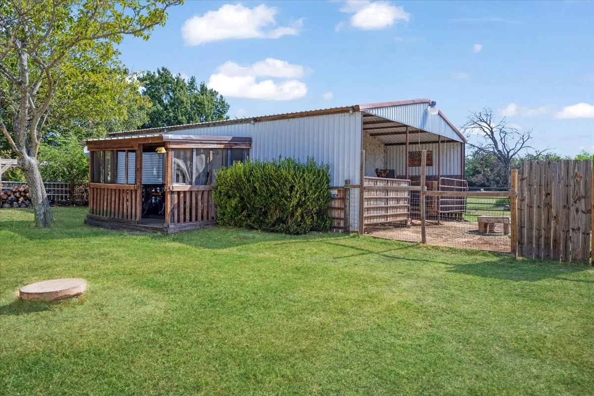 Single Family Residence For Sale in Grayson County , 7634 Preston Road, Denison, Texas 75020, 3 Bedroom, 3 Bathroom, 2 Garage spaces, 1,614 Sqft, built in 1996, mls#21385152, Real Estate Agent in Denison, Homes For Sale in Grayson county, Homes For Sale in Denison, Realtor in Denison Texas, Real Estate Brokerage Independent Realty Texas, Luminita Cordes Realtor