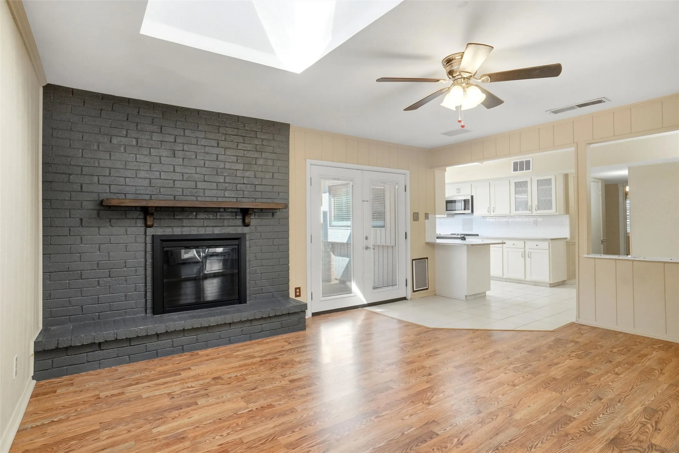 Single Family Residence For Sale in Tarrant County , 3701 Windsong Lane, Bedford, Texas 76021, 3 Bedroom, 3 Bathroom, 2 Garage spaces, 2,194 Sqft, built in 1982, mls#21385149, Real Estate Agent in Bedford, Homes For Sale in Tarrant county, Homes For Sale in Bedford, Realtor in Bedford Texas, Real Estate Brokerage Independent Realty Texas, Luminita Cordes Realtor