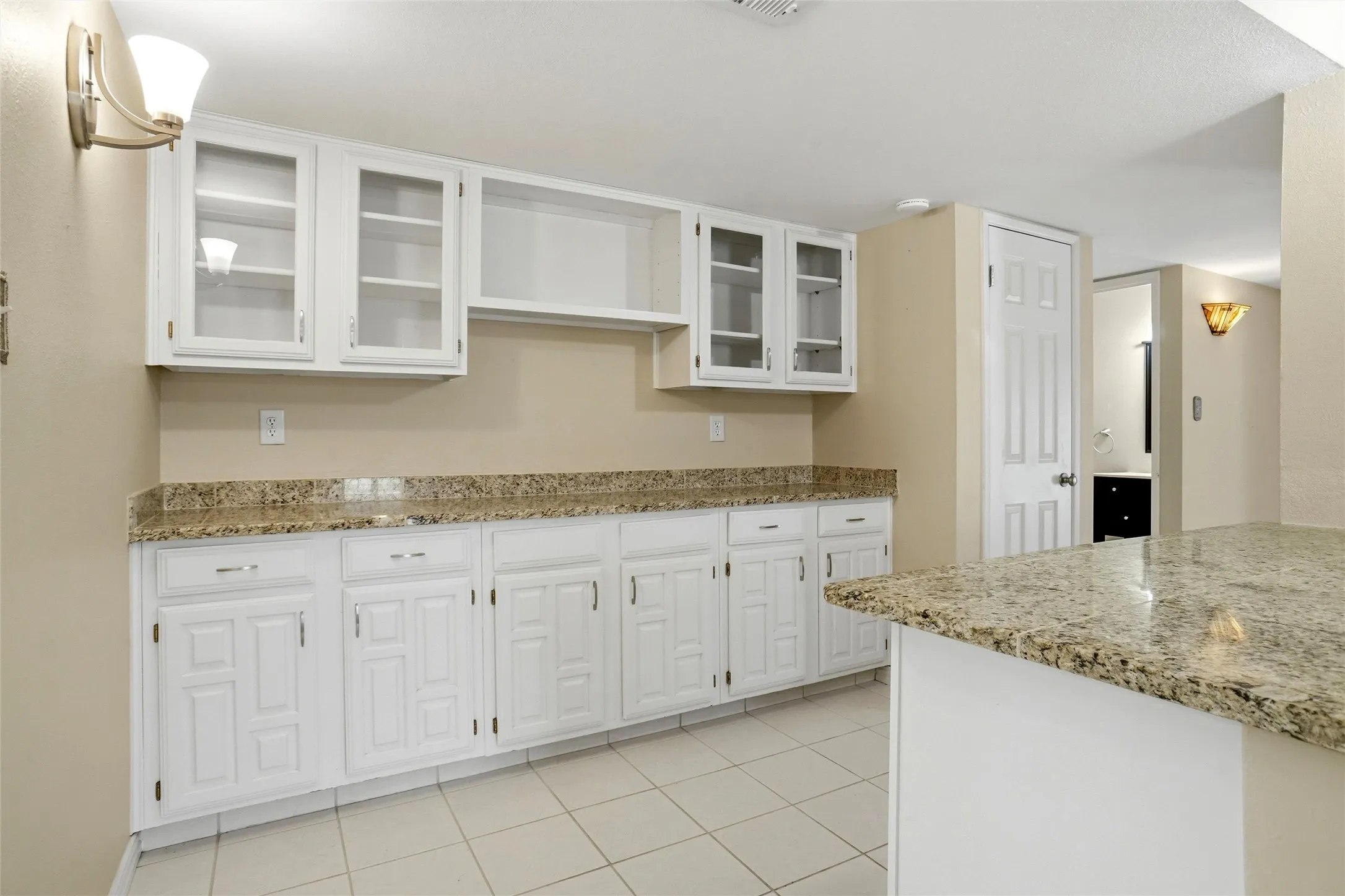 Single Family Residence For Sale in Tarrant County , 3701 Windsong Lane, Bedford, Texas 76021, 3 Bedroom, 3 Bathroom, 2 Garage spaces, 2,194 Sqft, built in 1982, mls#21385149, Real Estate Agent in Bedford, Homes For Sale in Tarrant county, Homes For Sale in Bedford, Realtor in Bedford Texas, Real Estate Brokerage Independent Realty Texas, Luminita Cordes Realtor