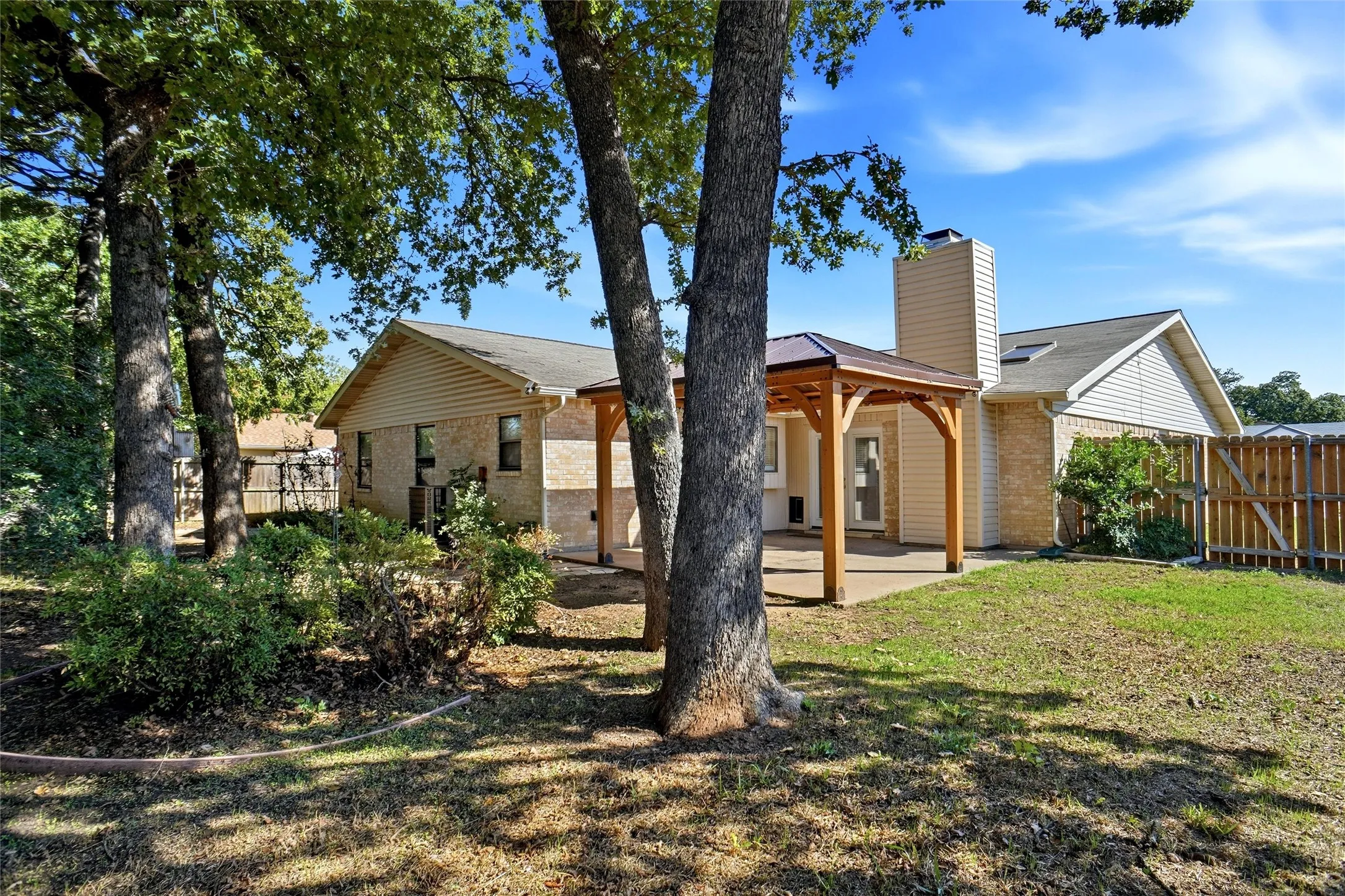Single Family Residence For Sale in Tarrant County , 3701 Windsong Lane, Bedford, Texas 76021, 3 Bedroom, 3 Bathroom, 2 Garage spaces, 2,194 Sqft, built in 1982, mls#21385149, Real Estate Agent in Bedford, Homes For Sale in Tarrant county, Homes For Sale in Bedford, Realtor in Bedford Texas, Real Estate Brokerage Independent Realty Texas, Luminita Cordes Realtor