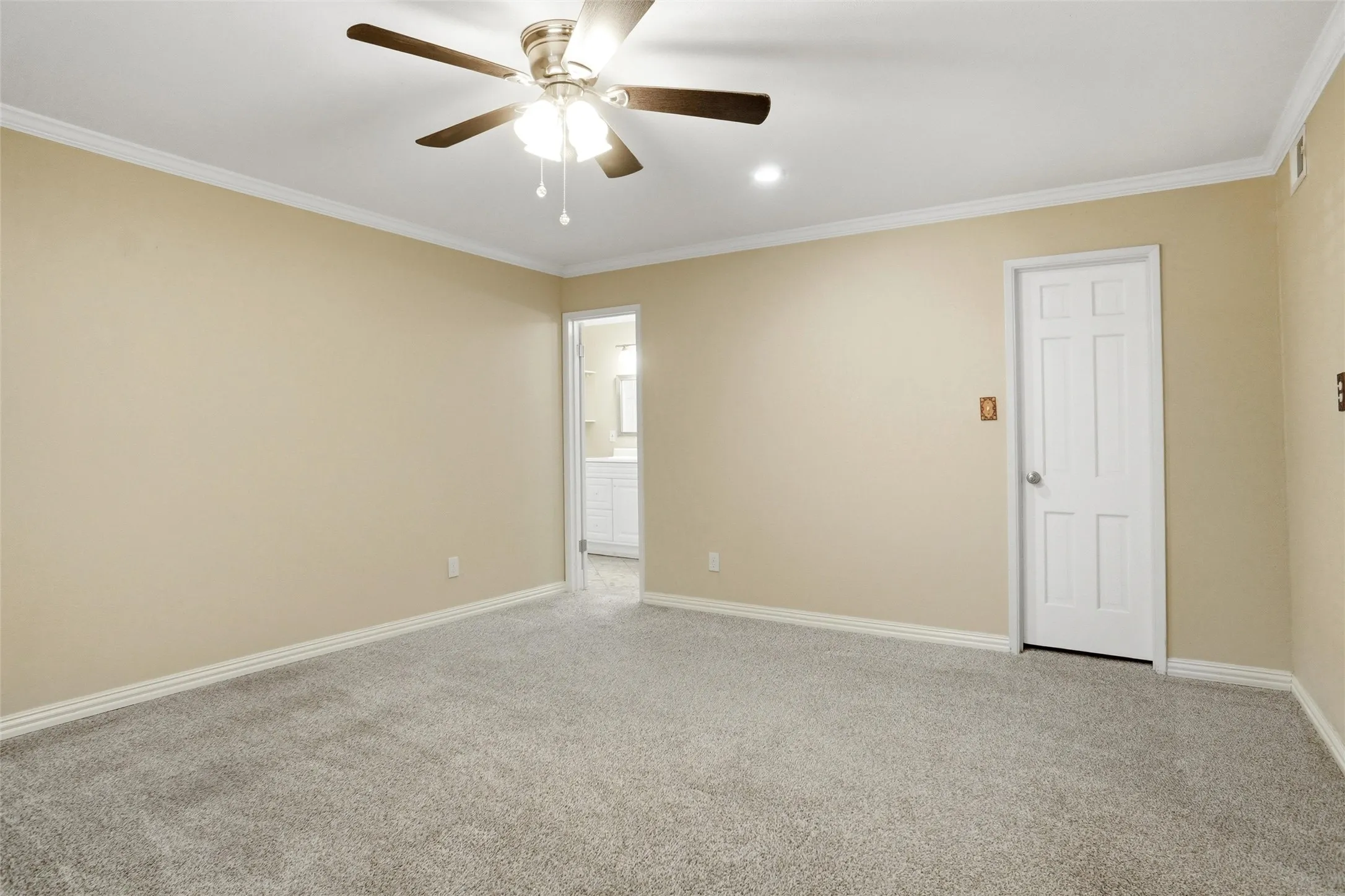 Single Family Residence For Sale in Tarrant County , 3701 Windsong Lane, Bedford, Texas 76021, 3 Bedroom, 3 Bathroom, 2 Garage spaces, 2,194 Sqft, built in 1982, mls#21385149, Real Estate Agent in Bedford, Homes For Sale in Tarrant county, Homes For Sale in Bedford, Realtor in Bedford Texas, Real Estate Brokerage Independent Realty Texas, Luminita Cordes Realtor