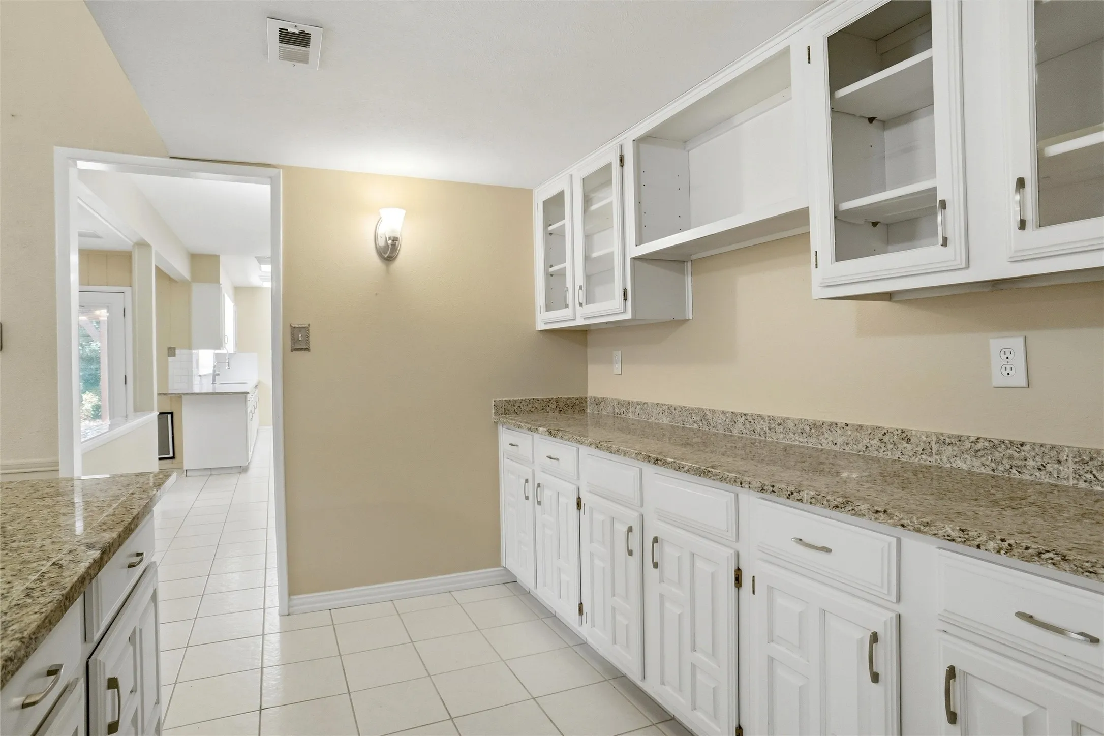 Single Family Residence For Sale in Tarrant County , 3701 Windsong Lane, Bedford, Texas 76021, 3 Bedroom, 3 Bathroom, 2 Garage spaces, 2,194 Sqft, built in 1982, mls#21385149, Real Estate Agent in Bedford, Homes For Sale in Tarrant county, Homes For Sale in Bedford, Realtor in Bedford Texas, Real Estate Brokerage Independent Realty Texas, Luminita Cordes Realtor