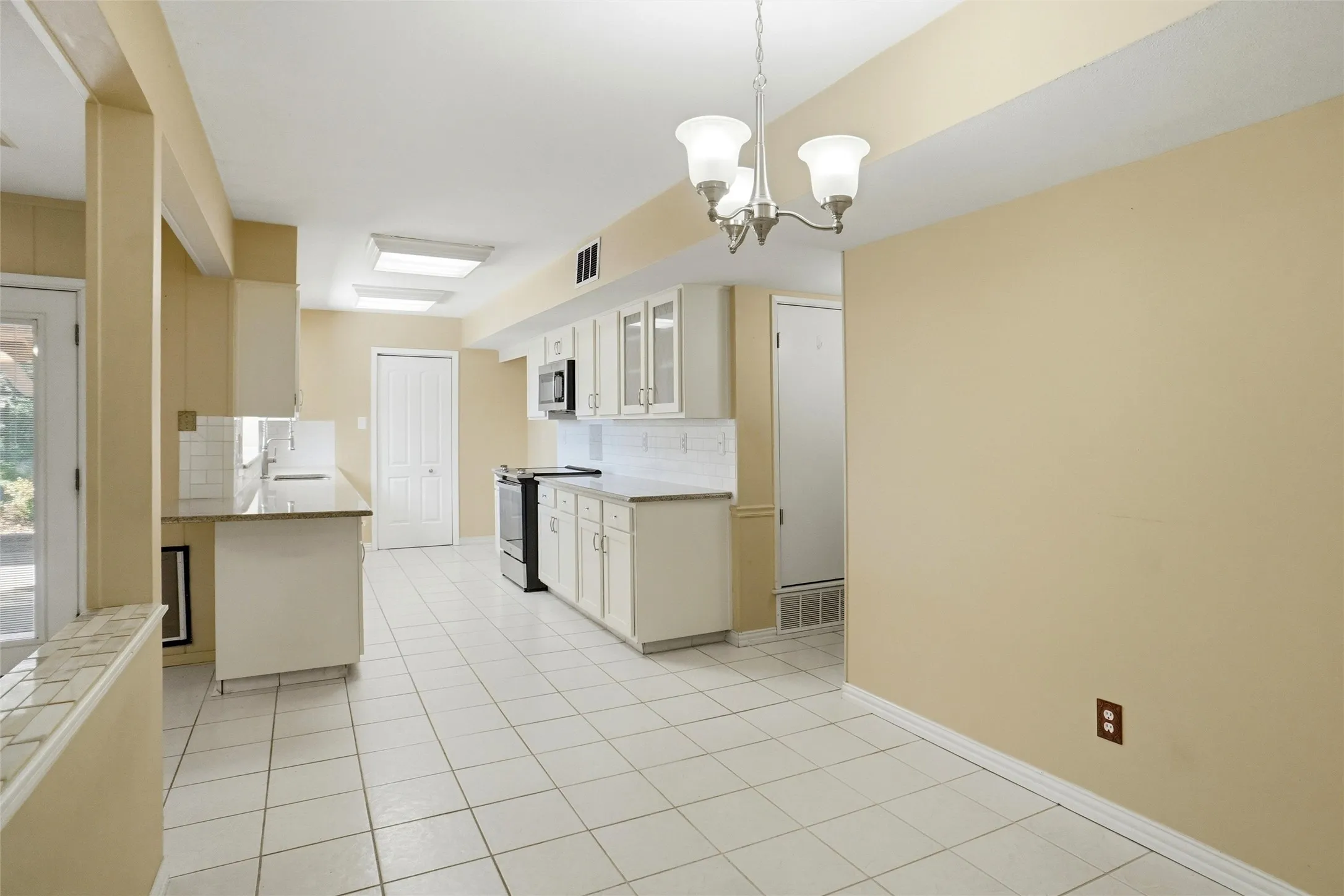 Single Family Residence For Sale in Tarrant County , 3701 Windsong Lane, Bedford, Texas 76021, 3 Bedroom, 3 Bathroom, 2 Garage spaces, 2,194 Sqft, built in 1982, mls#21385149, Real Estate Agent in Bedford, Homes For Sale in Tarrant county, Homes For Sale in Bedford, Realtor in Bedford Texas, Real Estate Brokerage Independent Realty Texas, Luminita Cordes Realtor