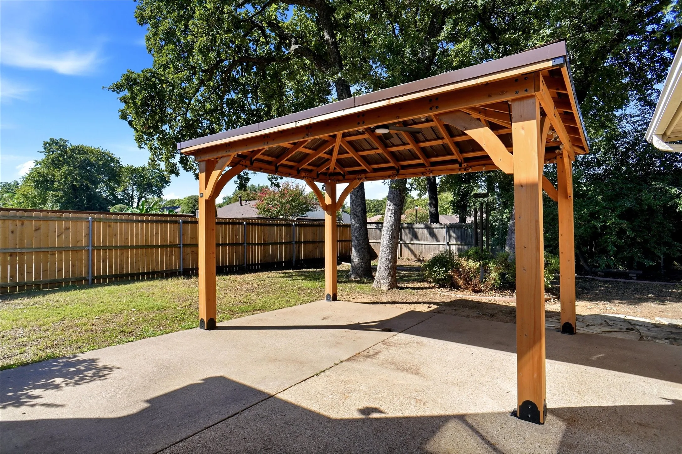 Single Family Residence For Sale in Tarrant County , 3701 Windsong Lane, Bedford, Texas 76021, 3 Bedroom, 3 Bathroom, 2 Garage spaces, 2,194 Sqft, built in 1982, mls#21385149, Real Estate Agent in Bedford, Homes For Sale in Tarrant county, Homes For Sale in Bedford, Realtor in Bedford Texas, Real Estate Brokerage Independent Realty Texas, Luminita Cordes Realtor